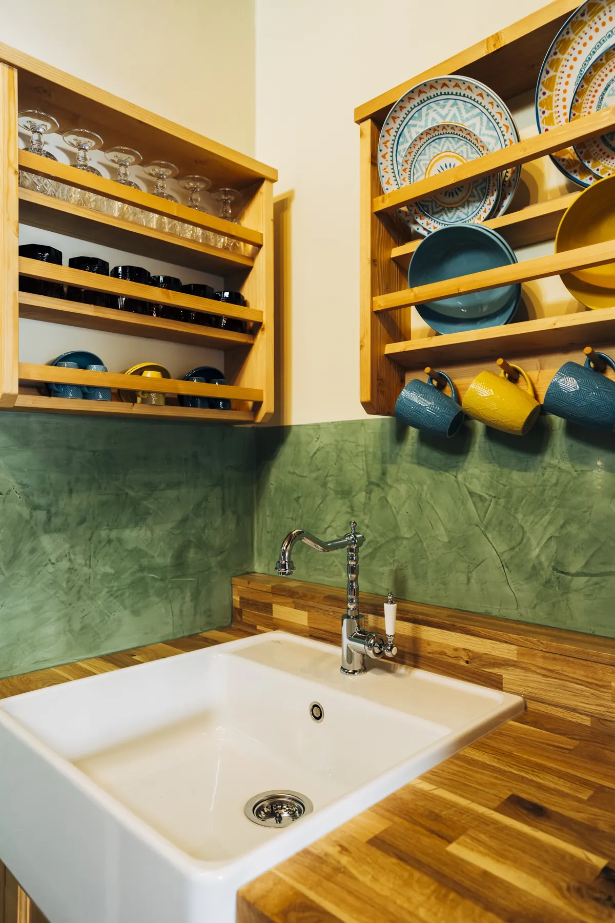 Weißes Waschbecken in der Holzküche