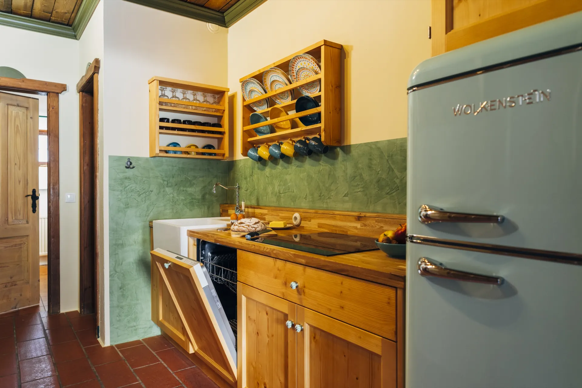 Küche mit Kühlschrank und Tellerbord