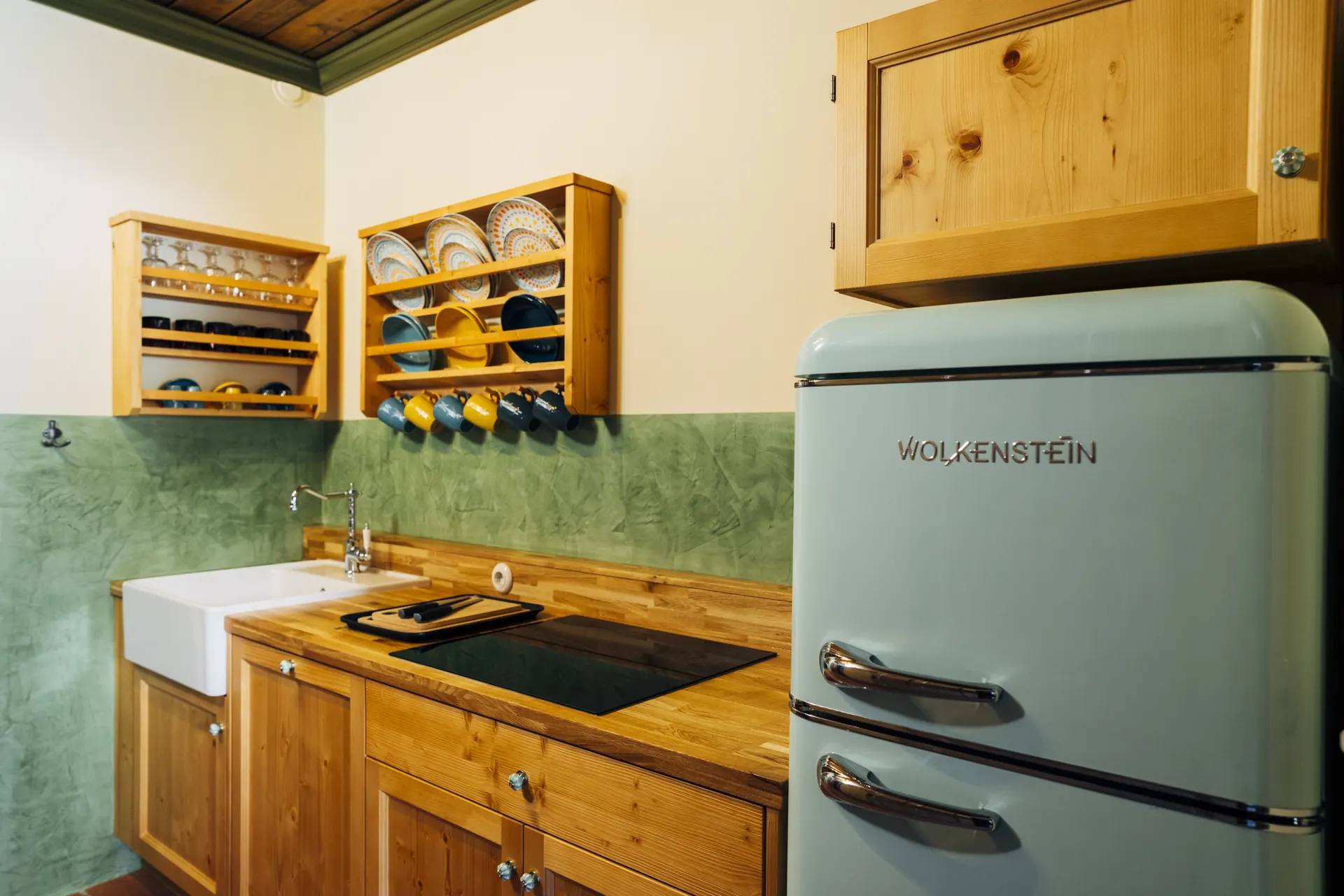 Holzküche mit hellgrünem Kühlschrank
