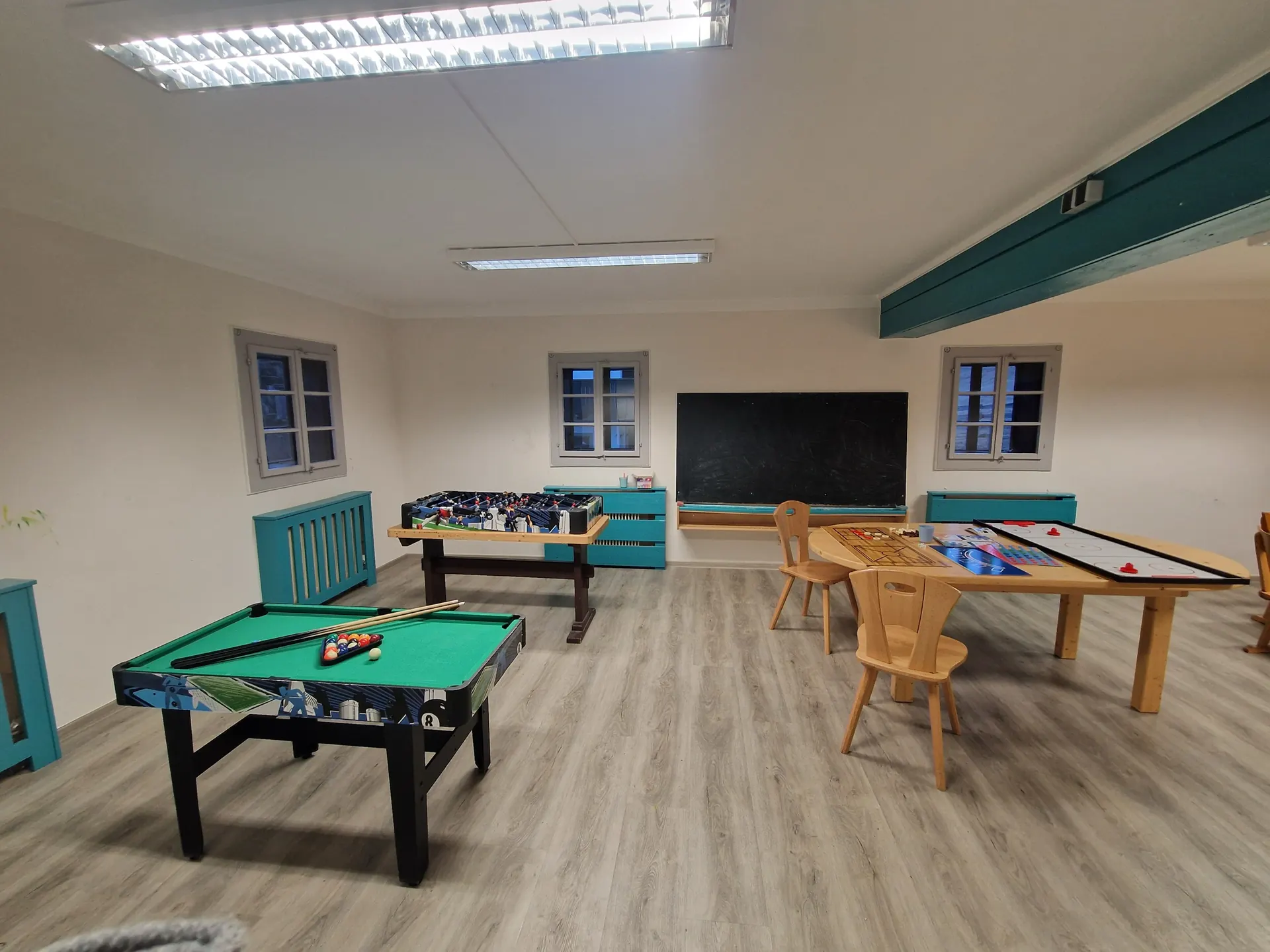 Aufenthaltsraum mit Billard und Tischfußball