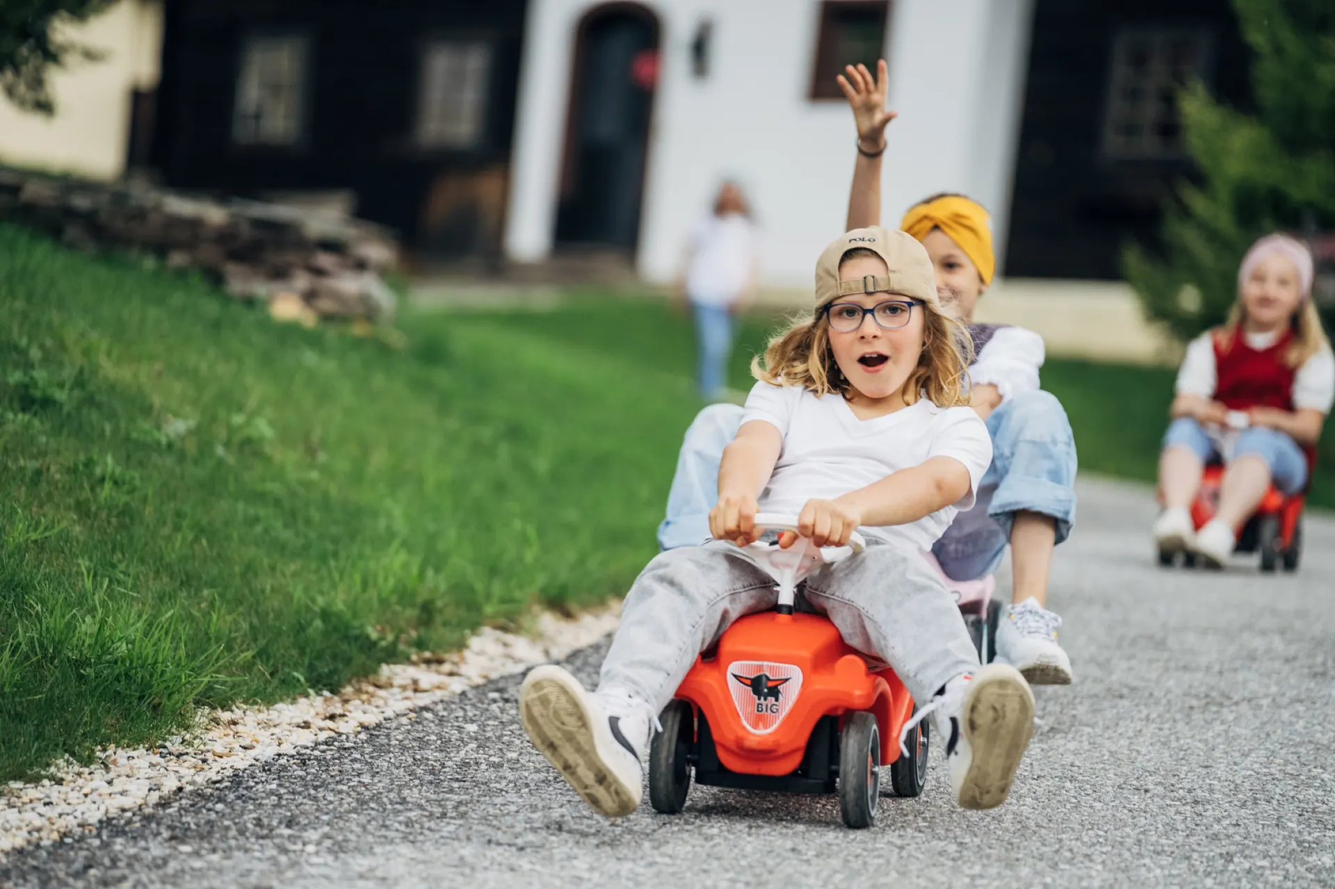 Kinder im Bobbycar-Rennen