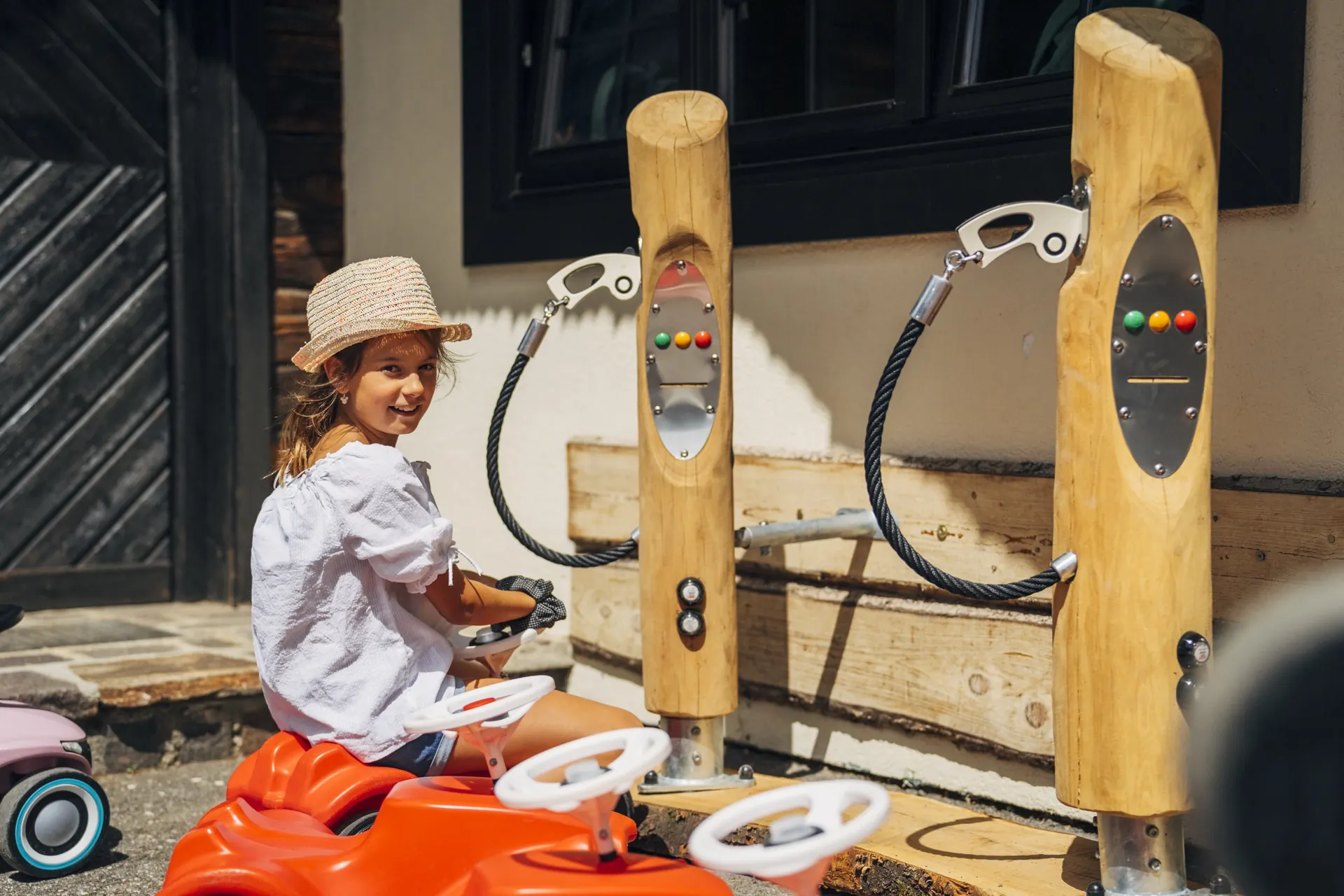 Kind an der Holztankstelle der Bobbycar-Strecke