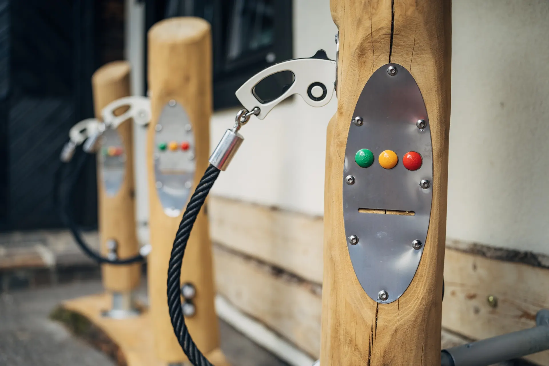 Tankstelle aus Holz mit Zapfhahn