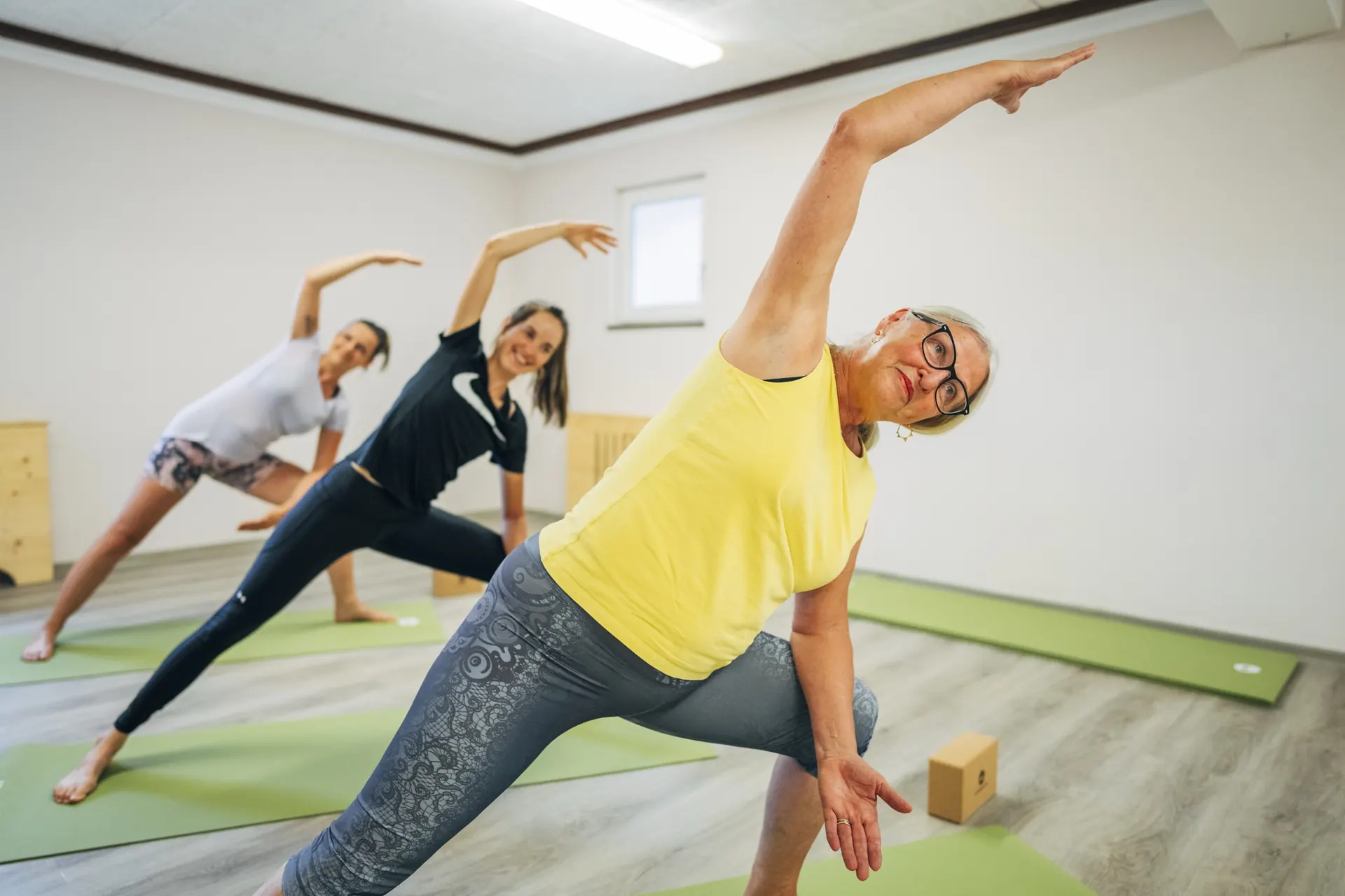 Yoga-Dehnung im hellen Raum