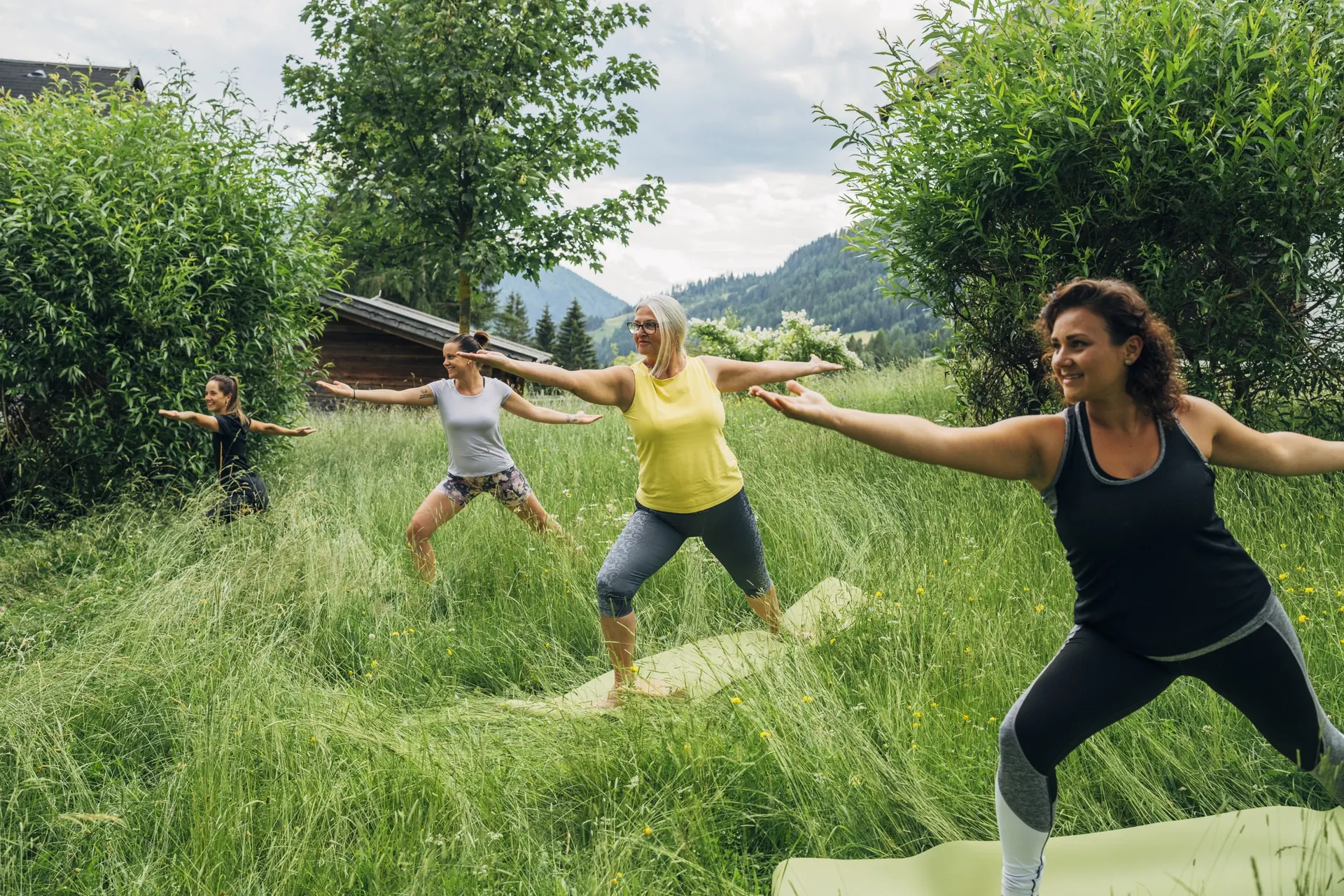 Drei Frauen beim Yoga in der Wiese