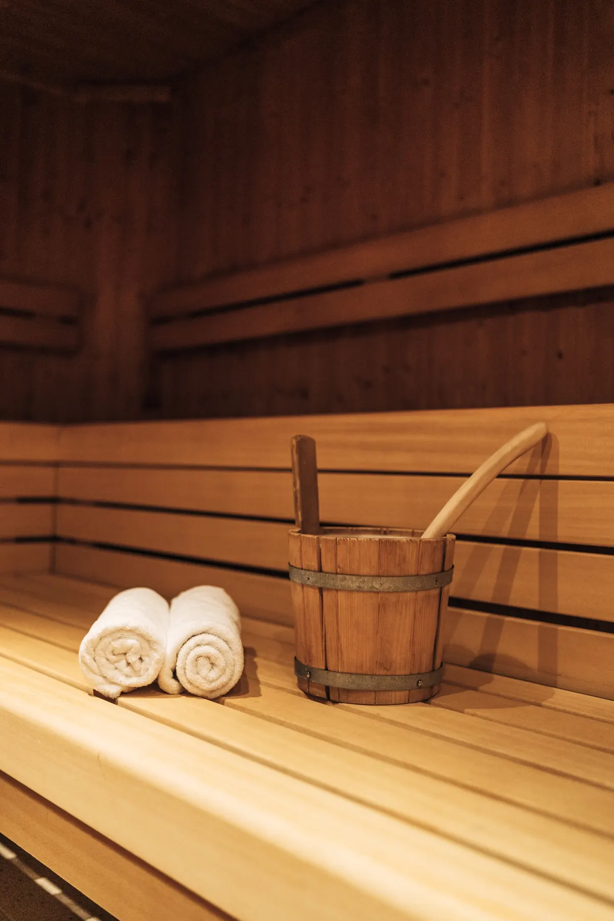 Sauna mit Kübel und Handtüchern