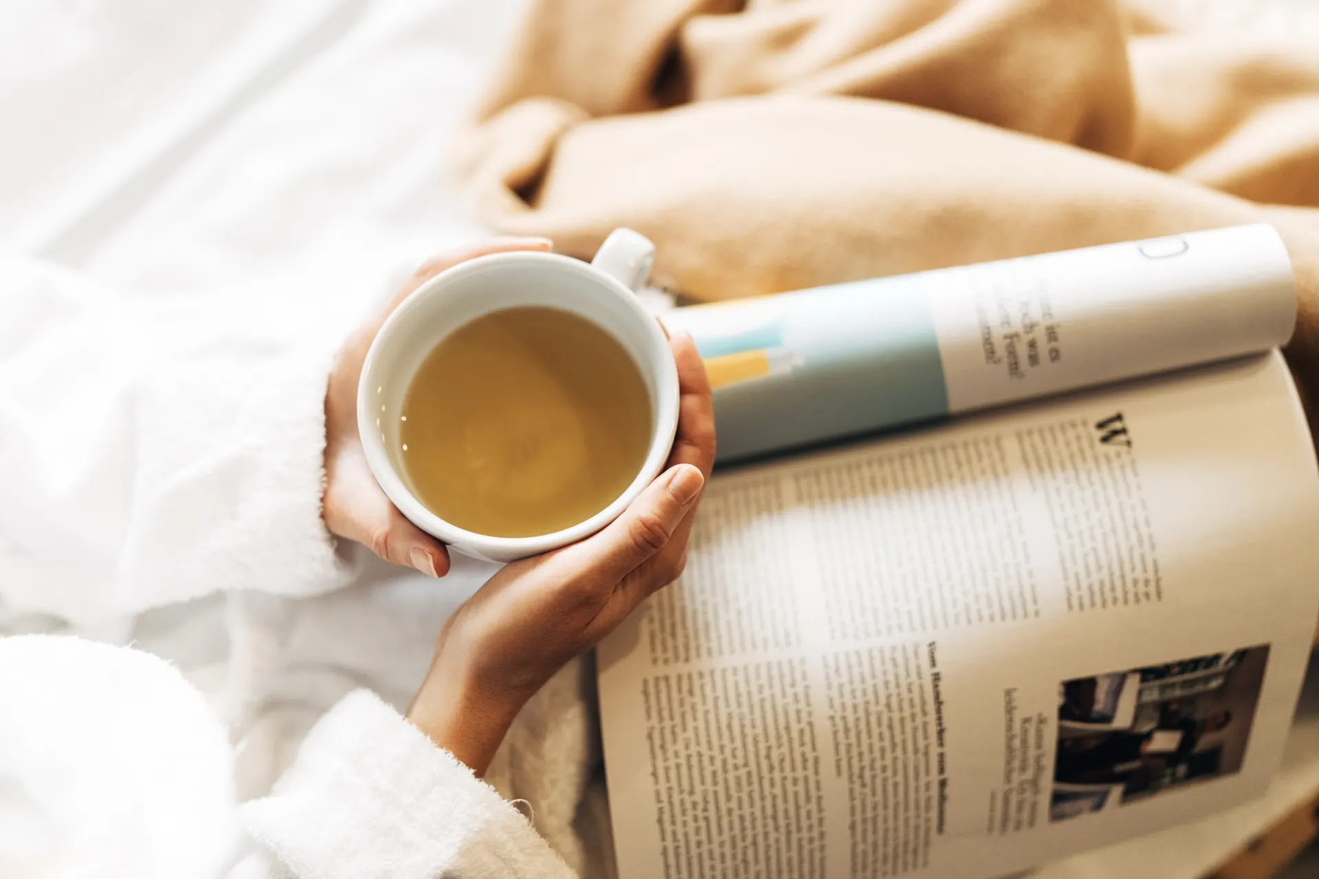 Tee und Magazin in der Ruhezone