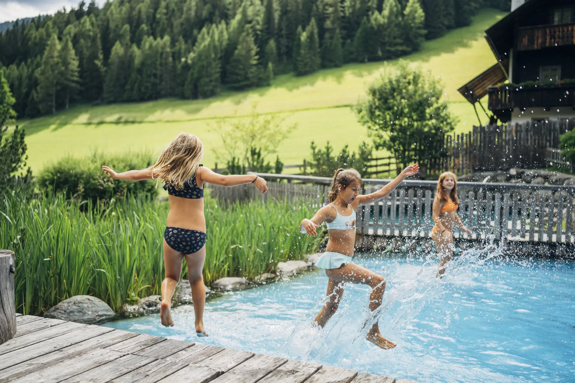 Kinder springen vom Steg