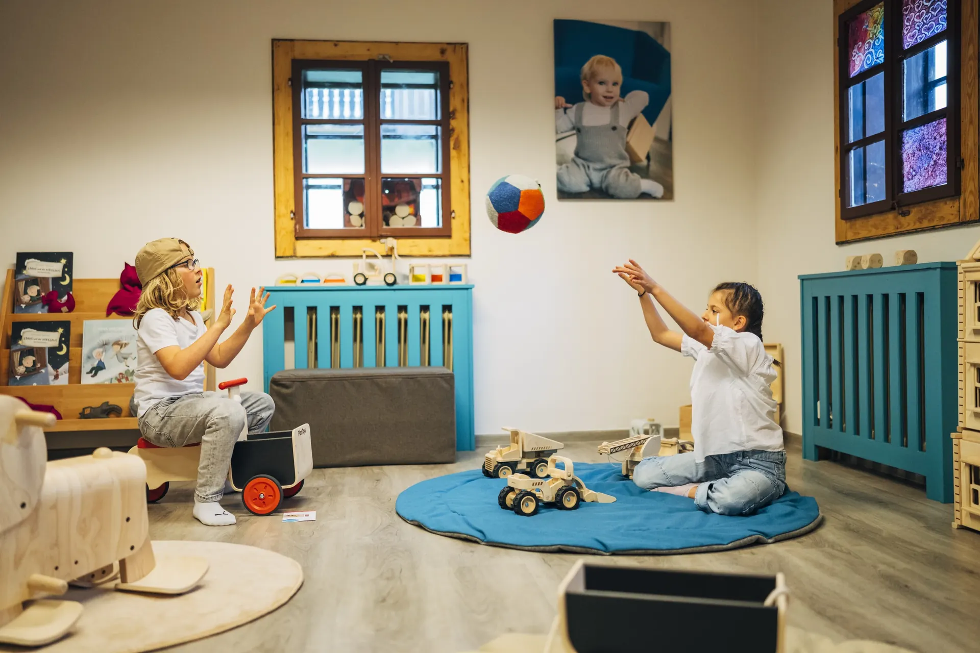Kinder spielen Ball im Spielraum