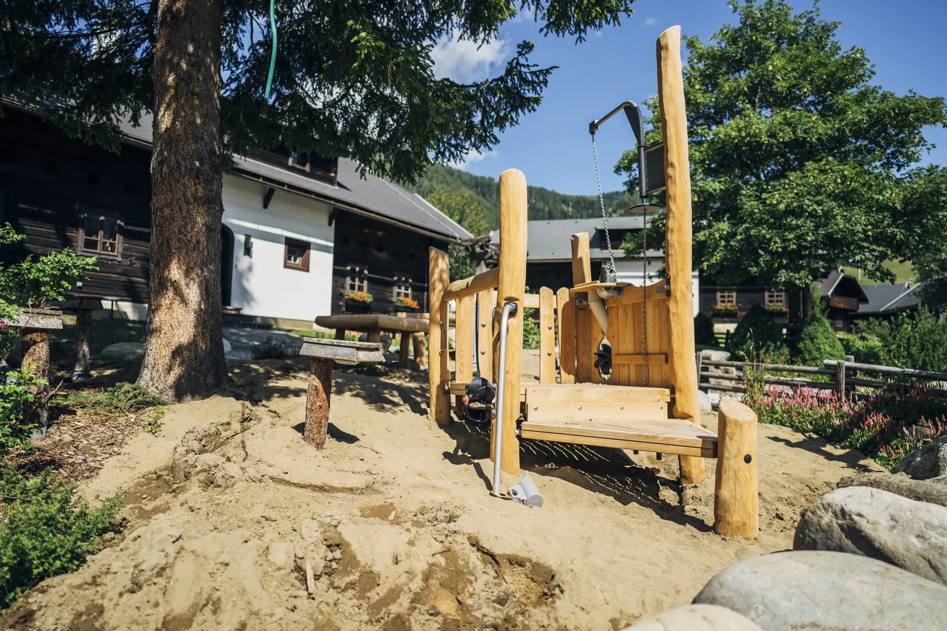 Sandspielplatz mit Holzpfosten