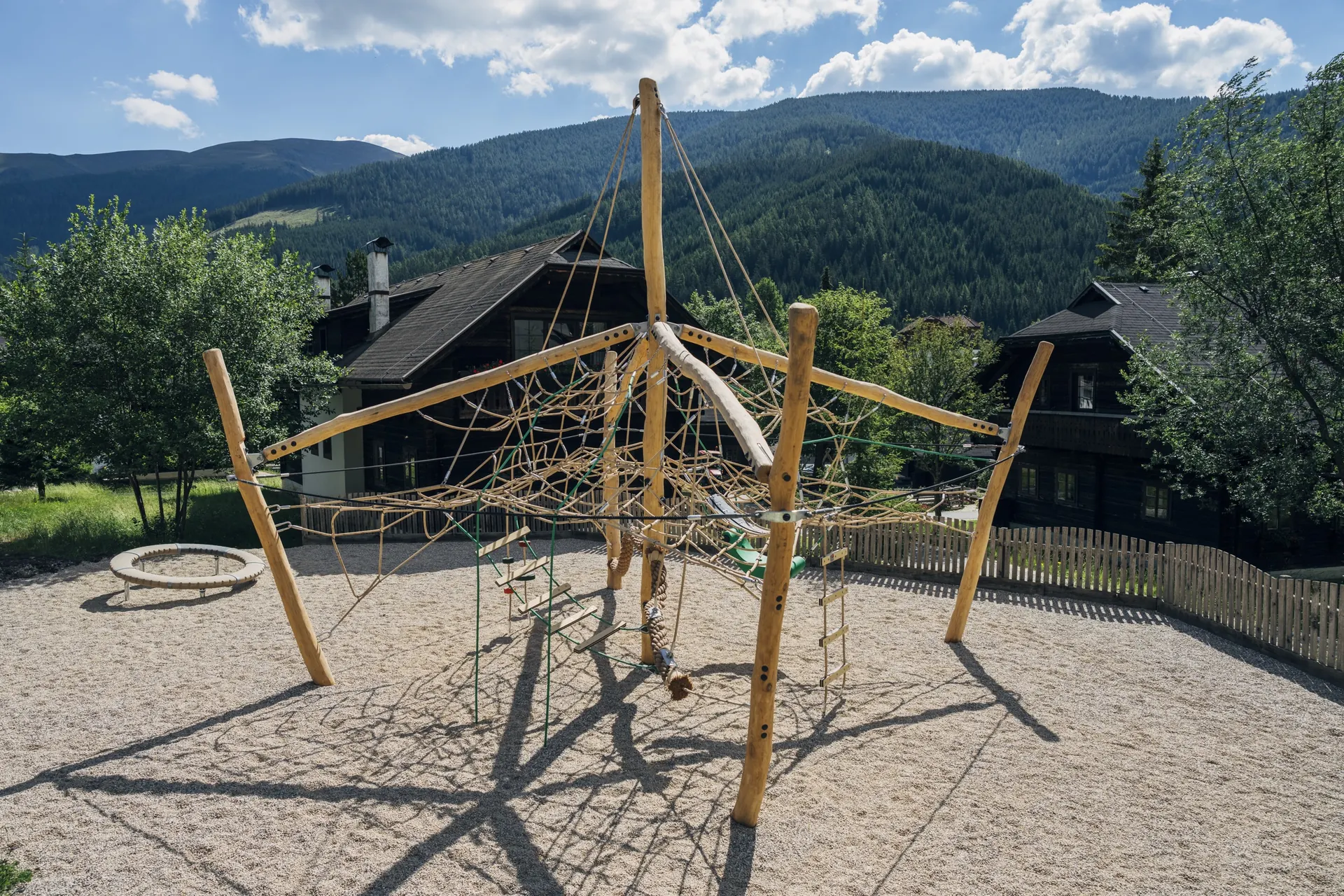 Kletternetz vor den Häusern