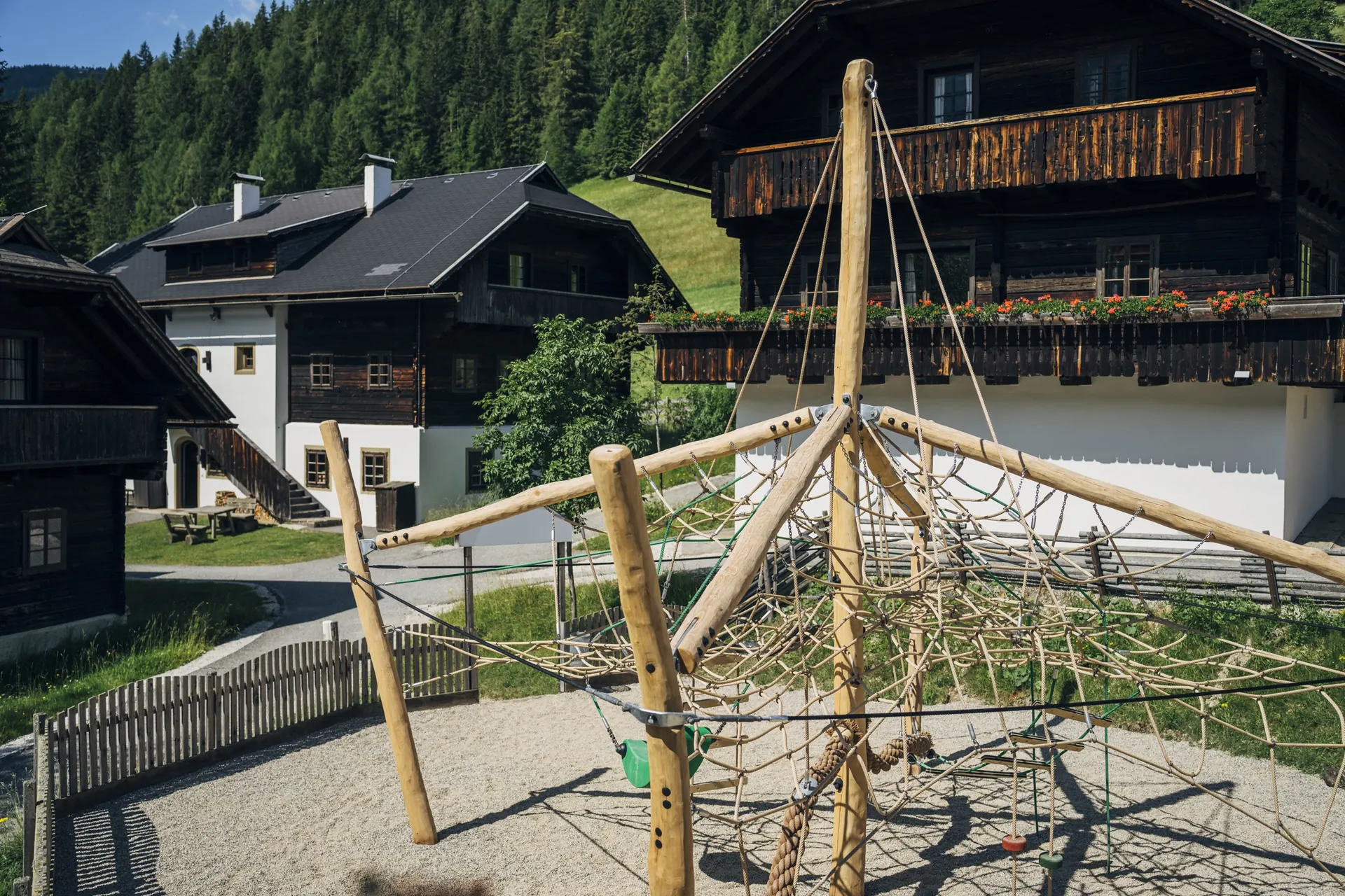 Spielplatz mit Kletternetz und Häusern