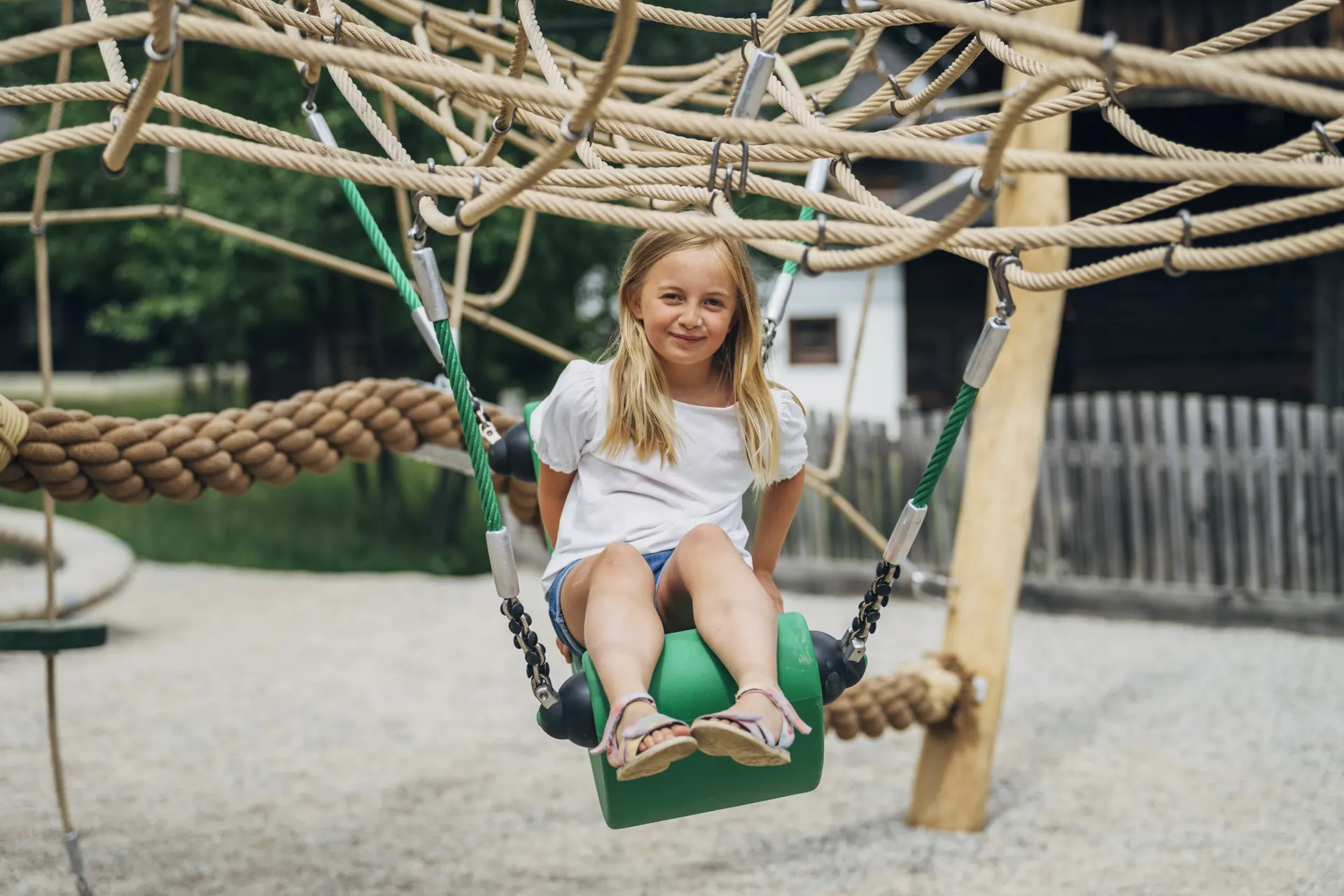 Mädchen in der Nestschaukel