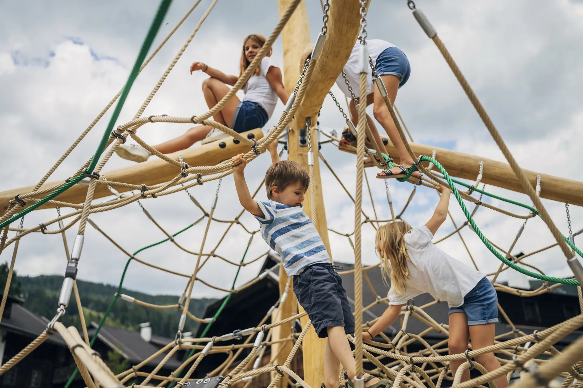 Kinder klettern im Netz