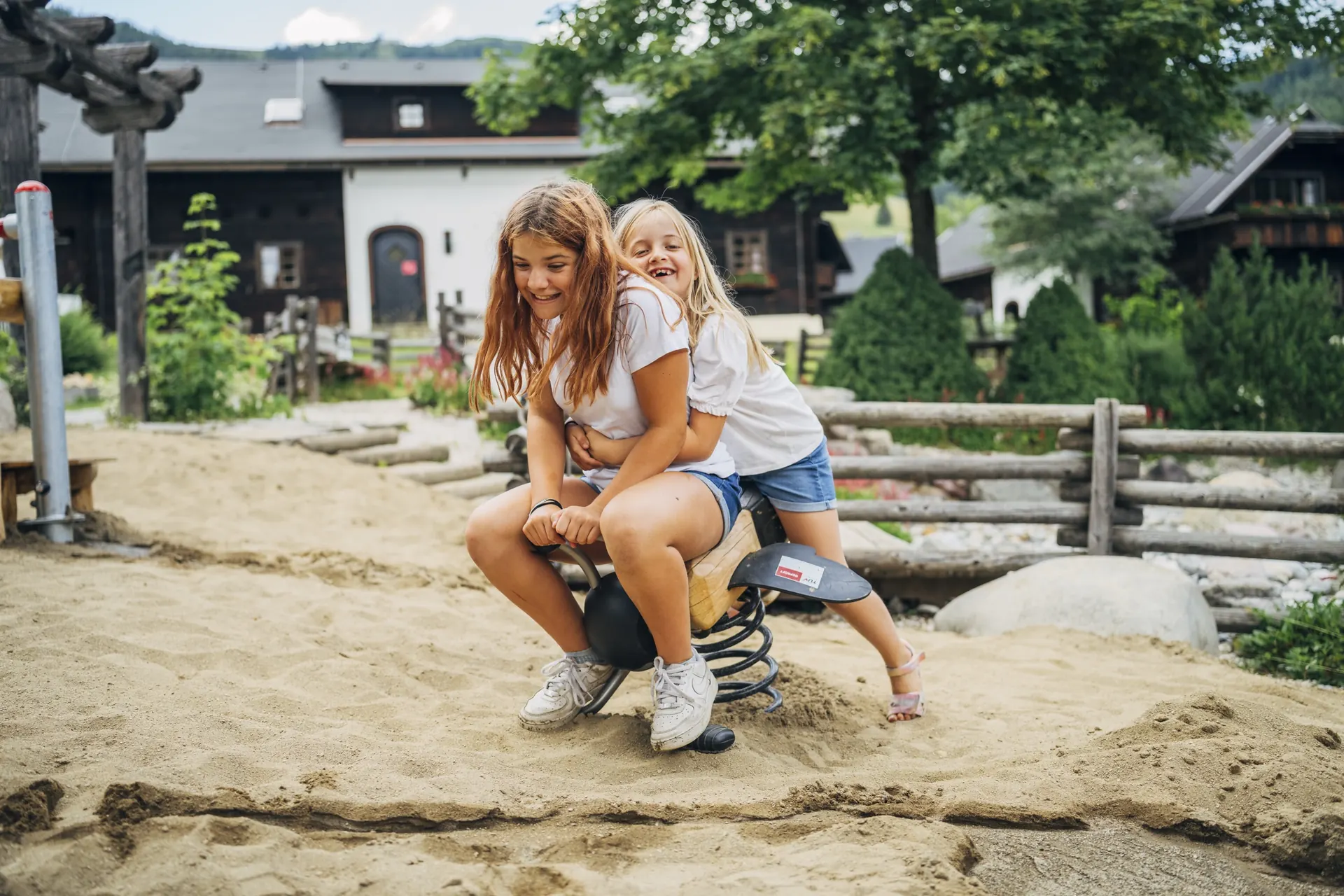 Kinder im Sandspielplatz