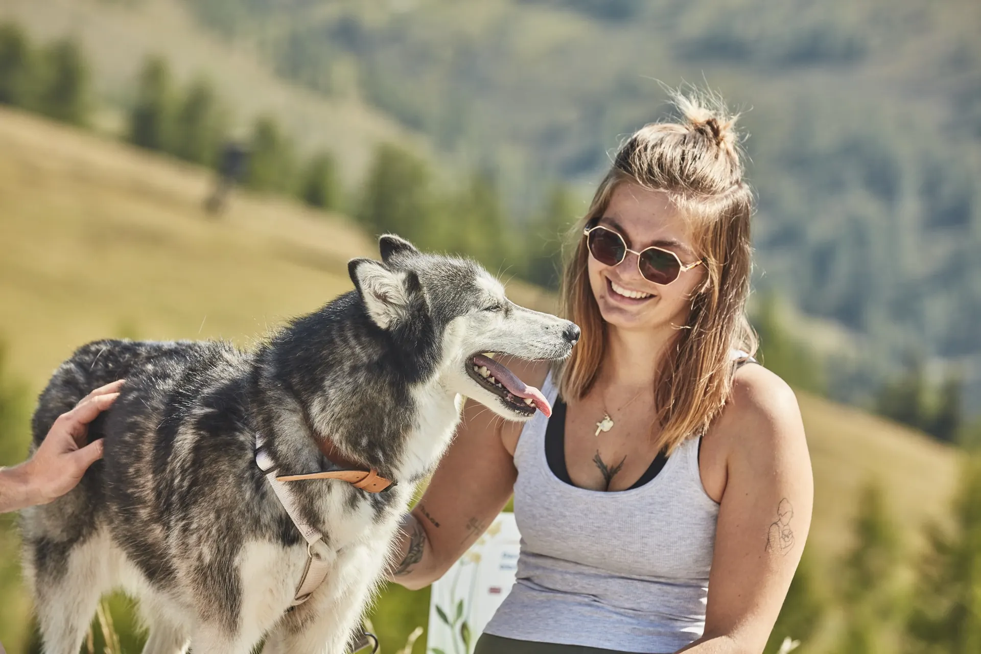 Frau mit Husky auf der Alm