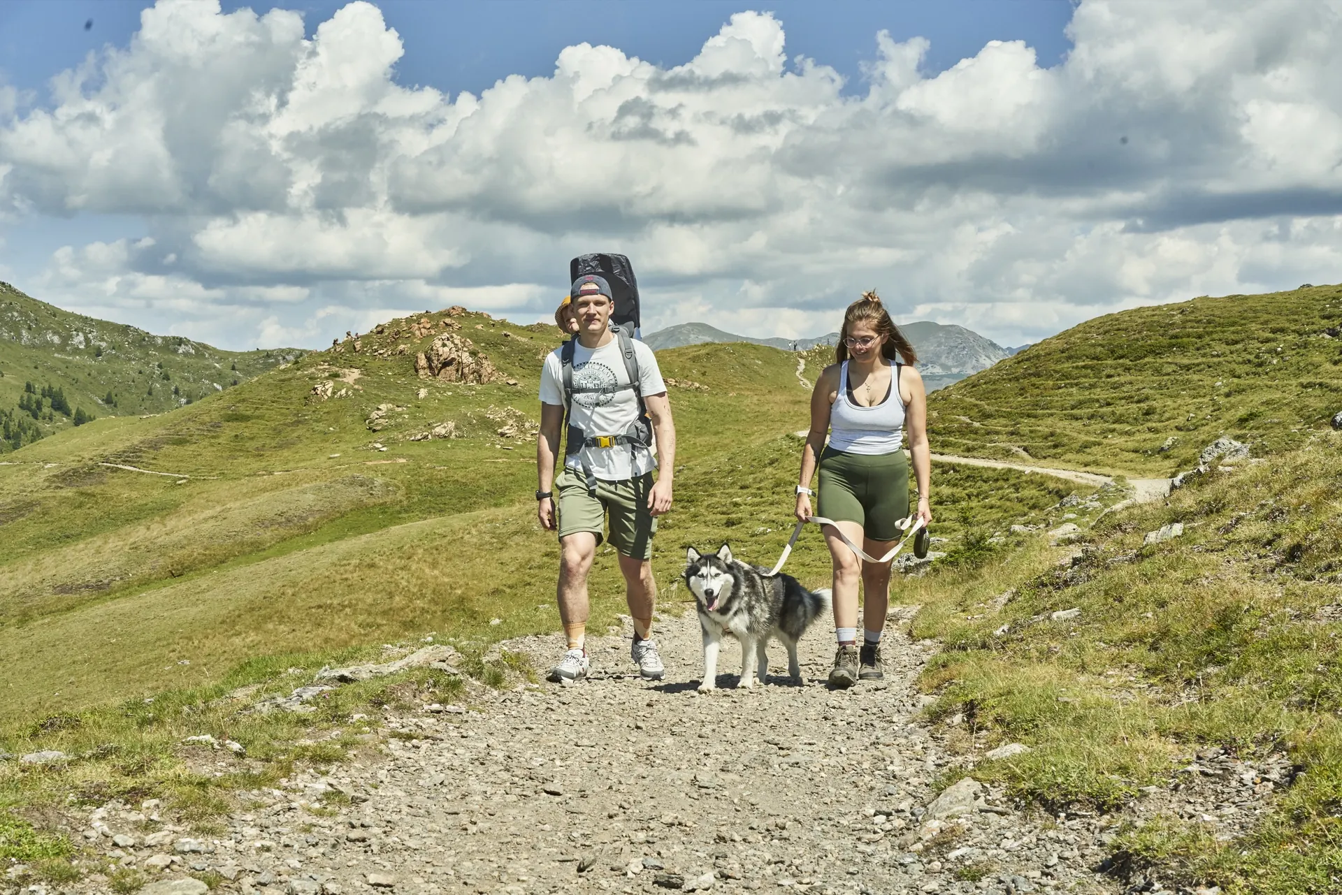 Familie wandert auf der Alm