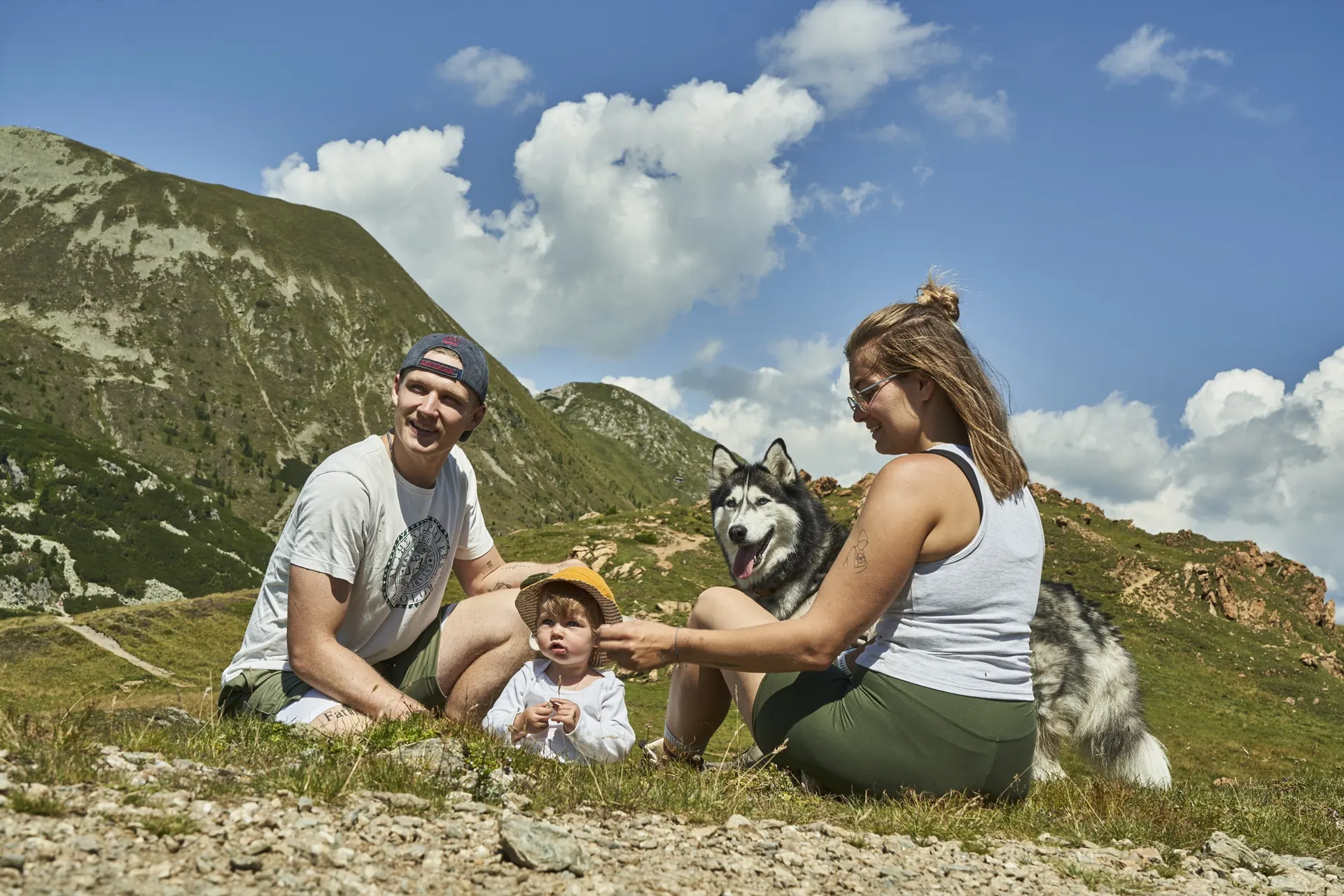 Familie rastet in der Wiese