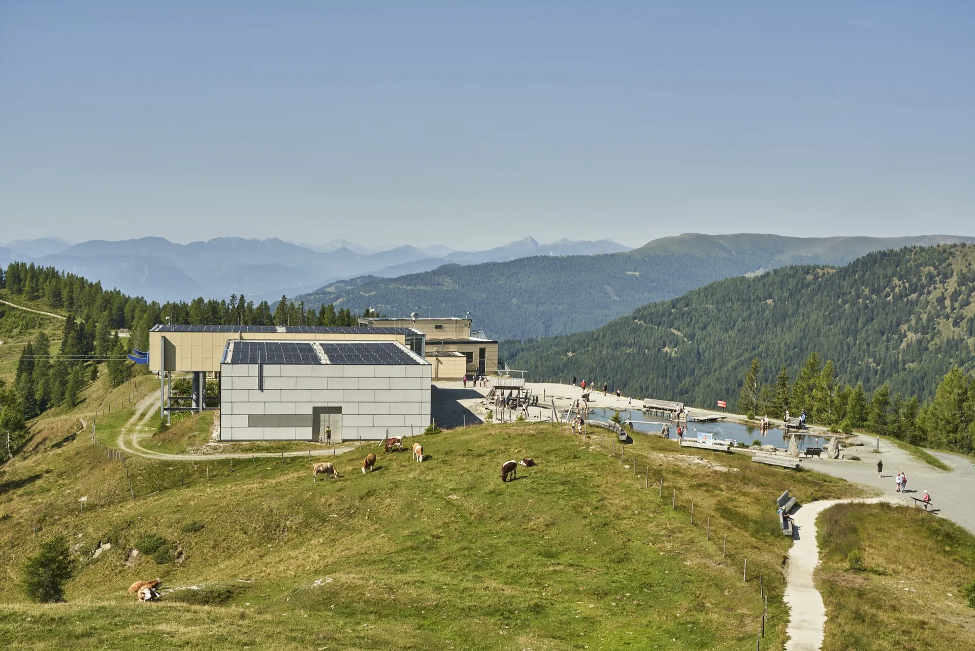 Bergstation mit Weg