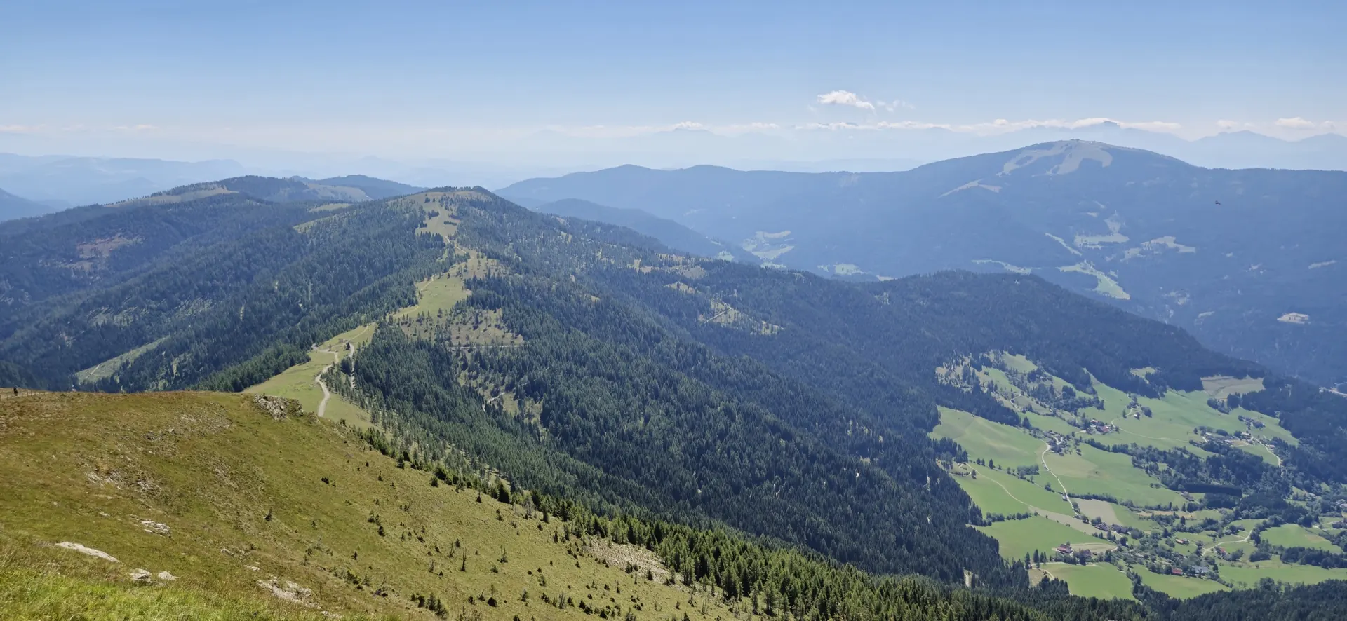 Blick vom Gipfel ins Tal