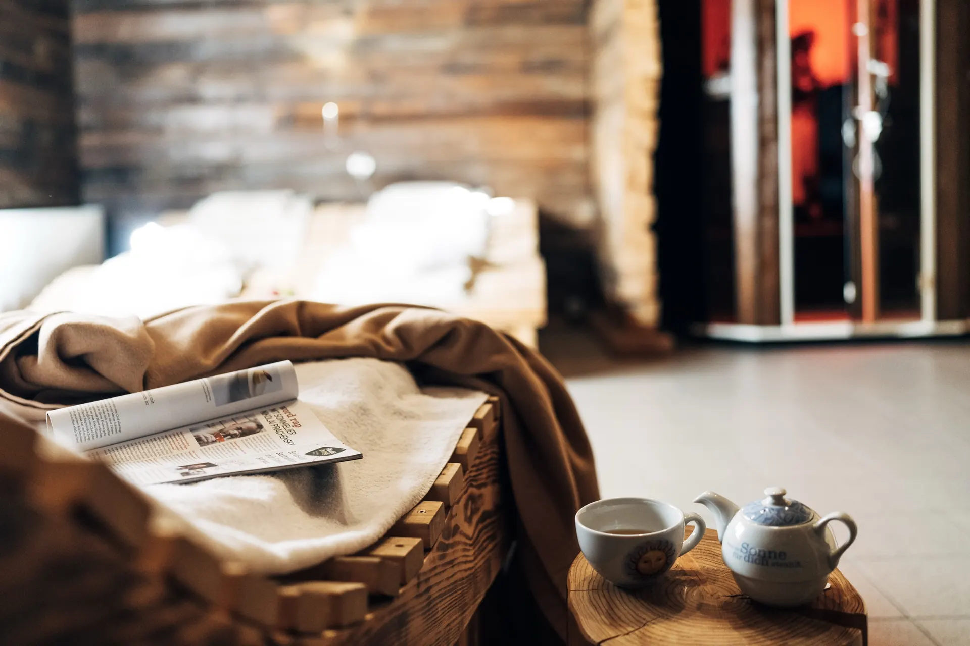 Handtuch, Tee und Buch vor der Dorfsauna