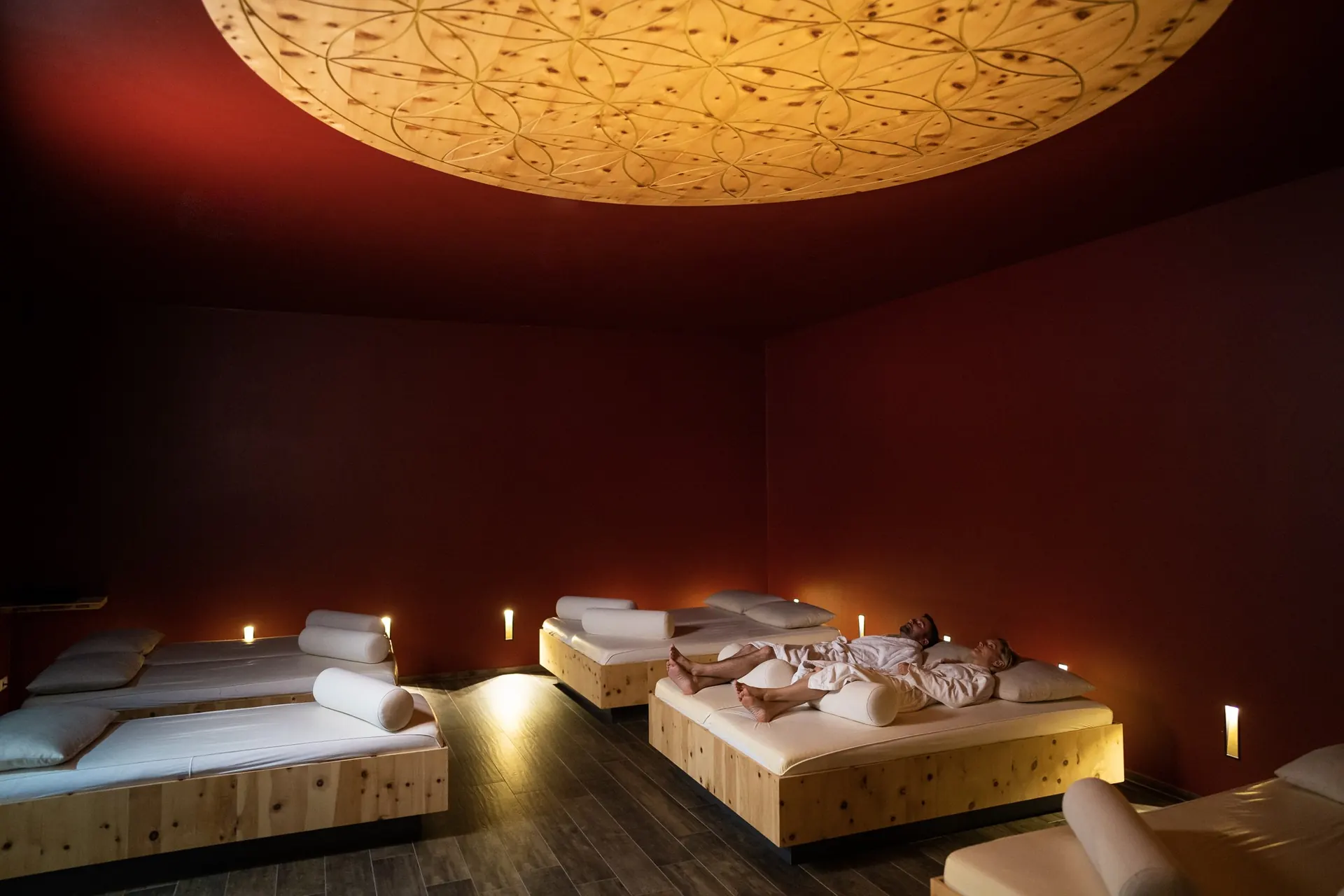 Ruheraum der Therme mit Zirbenliegen und Holzkuppel