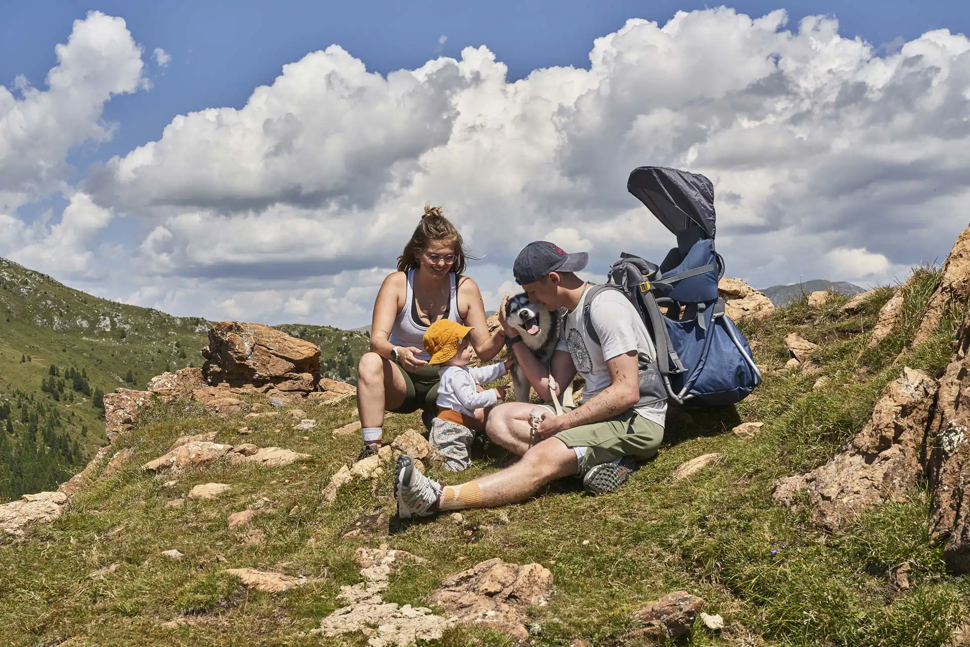 Urlaub mit Hund in Kärnten - Familie kuschelt auf der Brunnach mit dem Familienhund