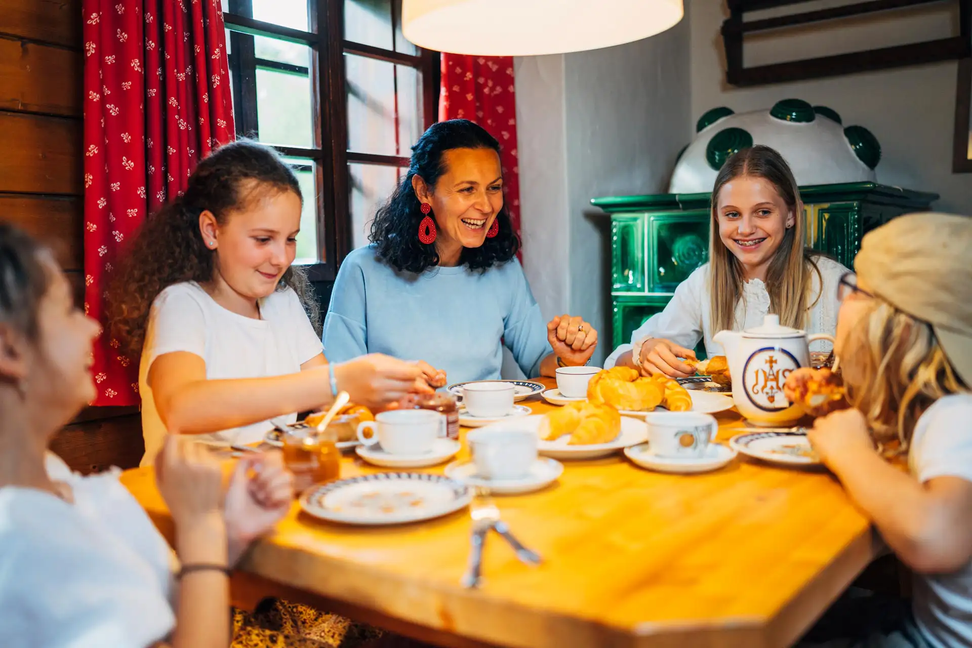 Appartements für den Familienurlaub in Bad Kleinkirchheim, Kärnten - Mutter mit Kindern beim gemeinsamen Frühstück