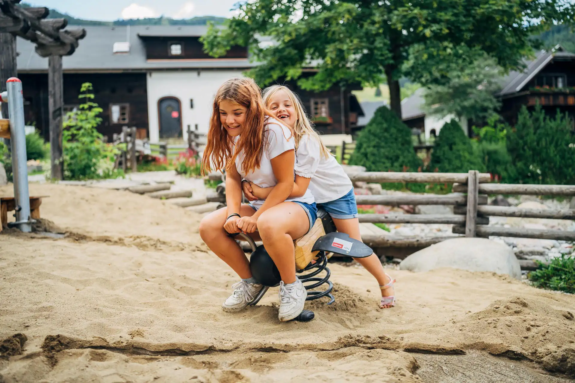 Spielerisch die Natur entdecken – mitten im Feriendorf Kirchleitn finden Kinder ihren Lieblingsplatz im Sandspielbereich.