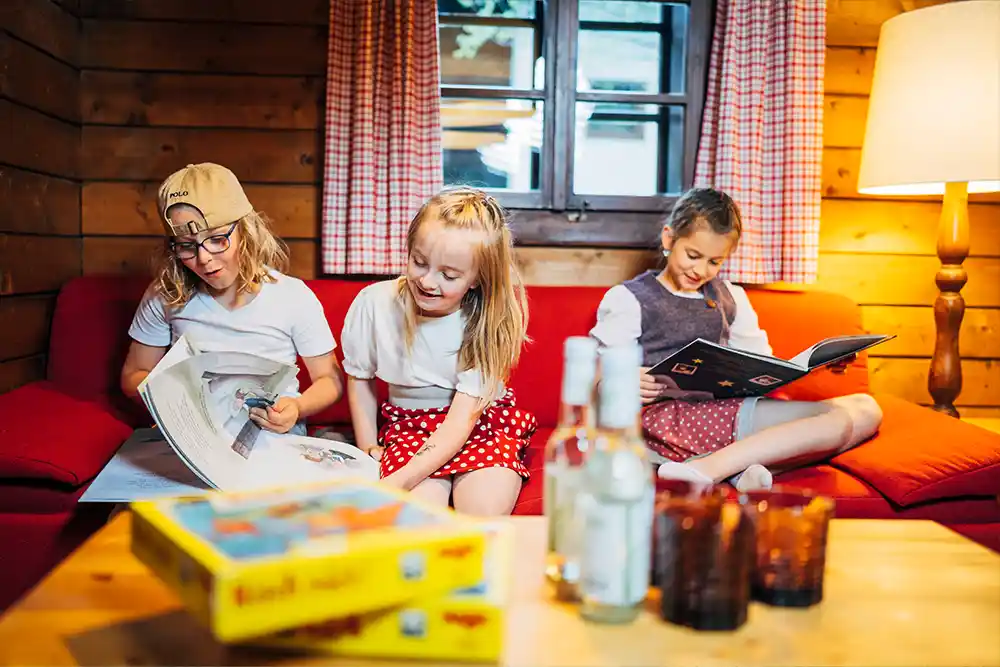 Entspannter Familienurlaub Slow Travel mit Kindern Spielen und Lesen in der gemütlichen Ferienwohnung in Bad Kleinkirchheim