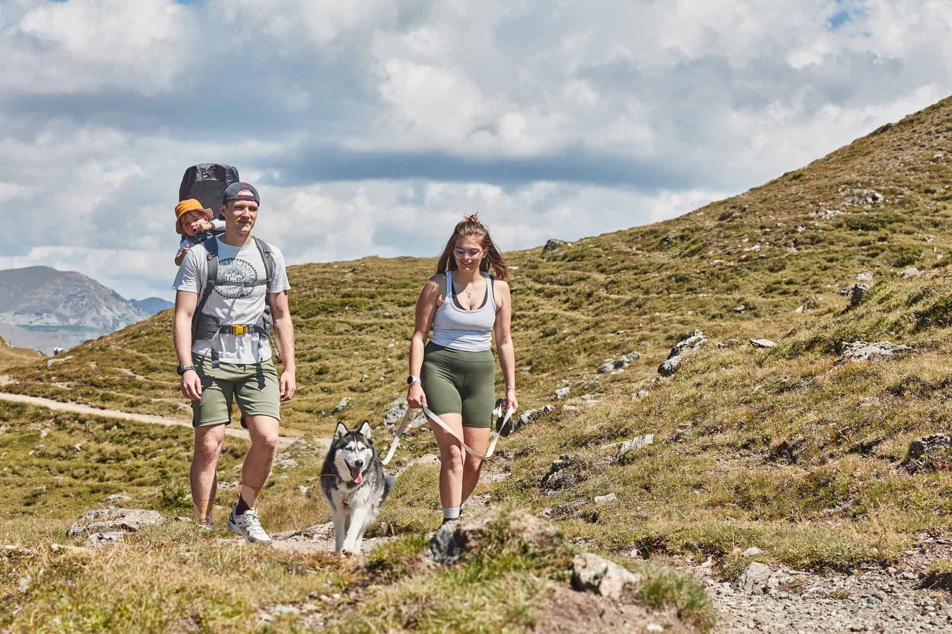 Familie mit Kleinkind und Hund beim Wandern auf der Brunnach in Bad Kleinkirchheim, Kärnten