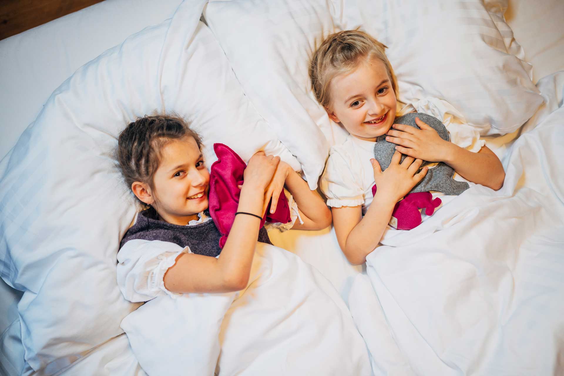 Kinder genießen die bequemen Betten im Slow Travel Resort Kircheitn.