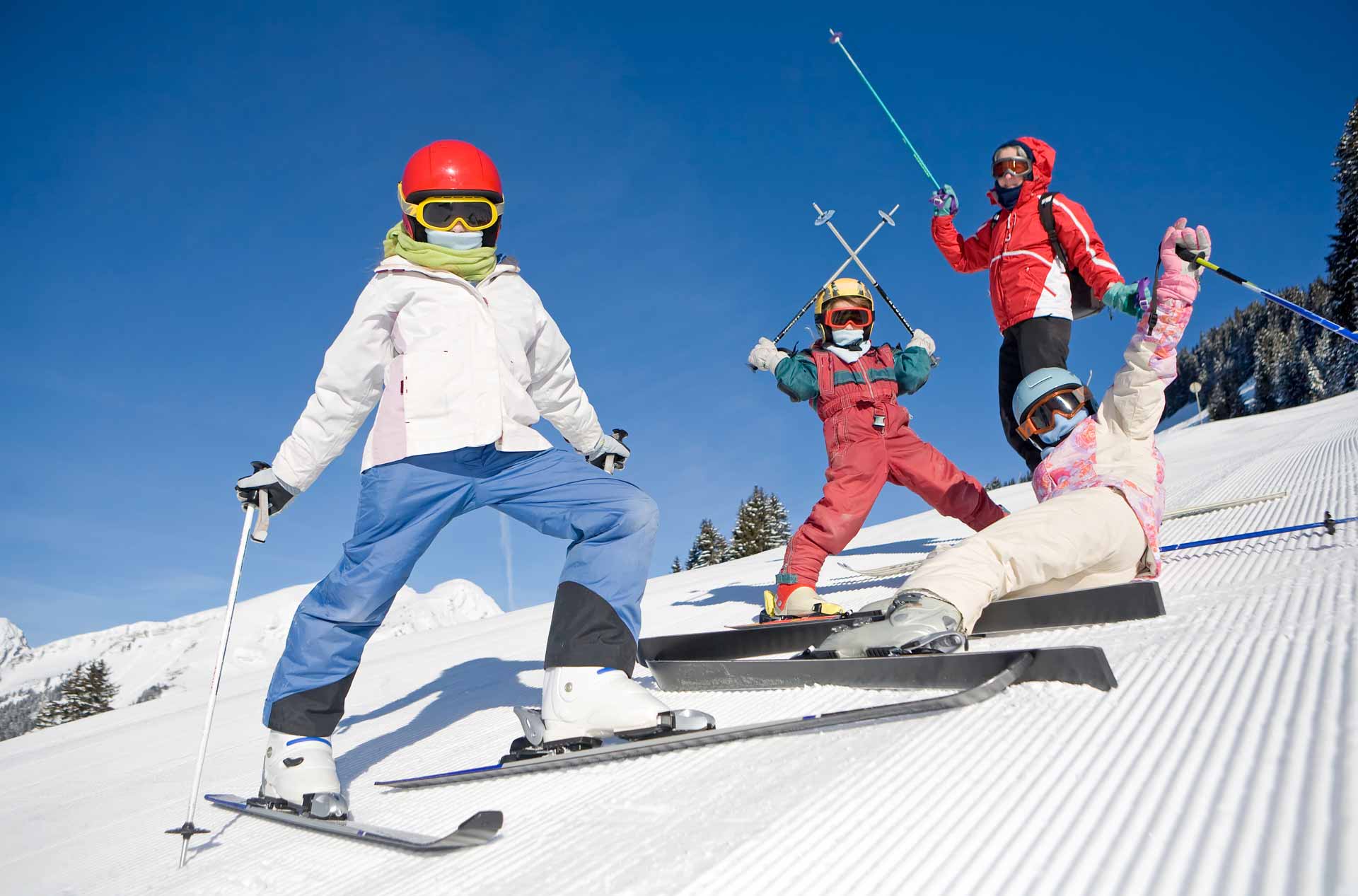 Gruppo sci bambini Gruppo sci bambini sulla pista a St. Oswald, Bad Kleinkirchheim durante la vacanza invernale nel villaggio turistico Kirchleitn in Carinzia