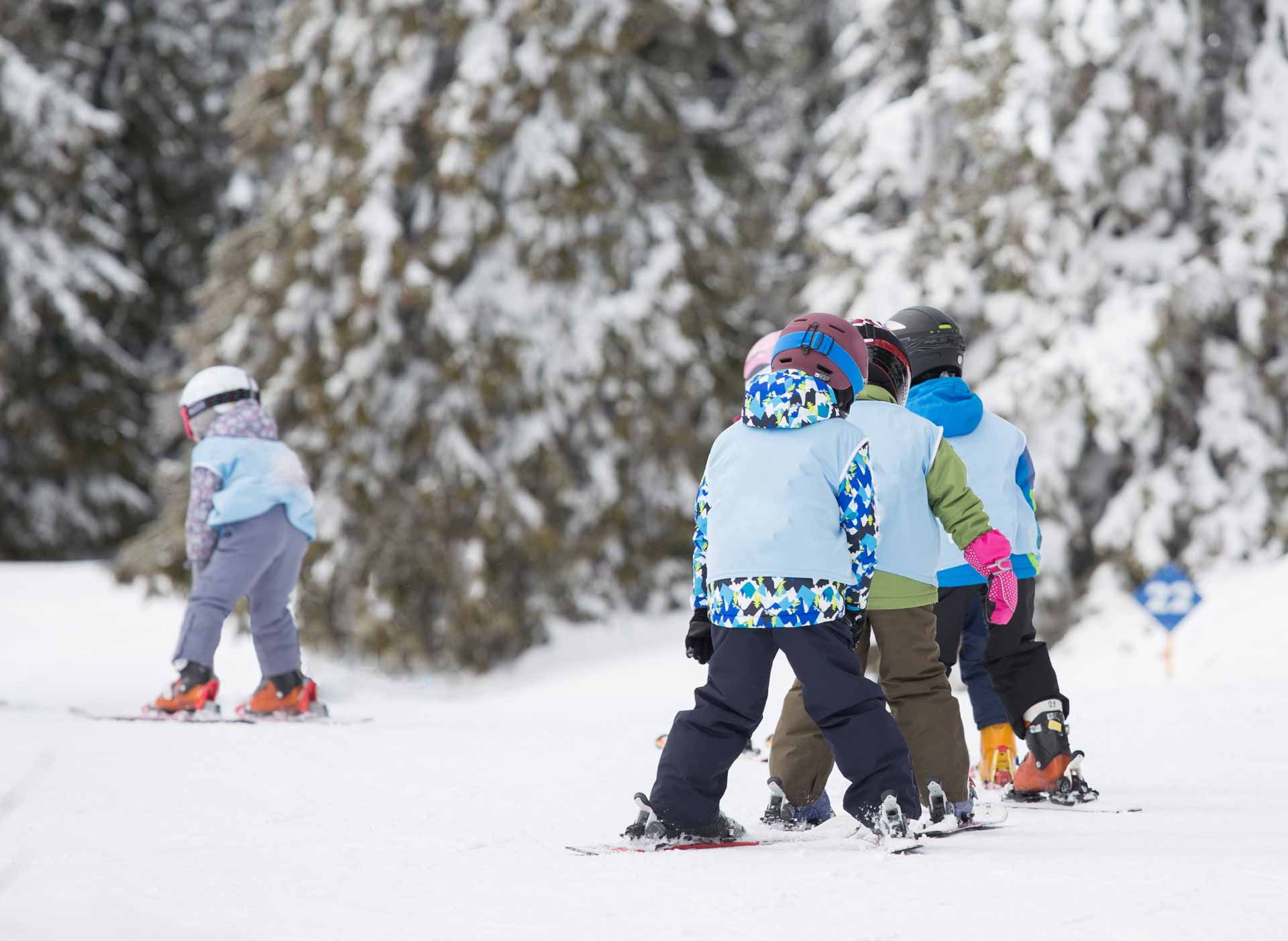 Skisportwoche in Kärnten, Schulklasse bei den Ersten Skifahr-Versuchen auf der Piste der Brunnach