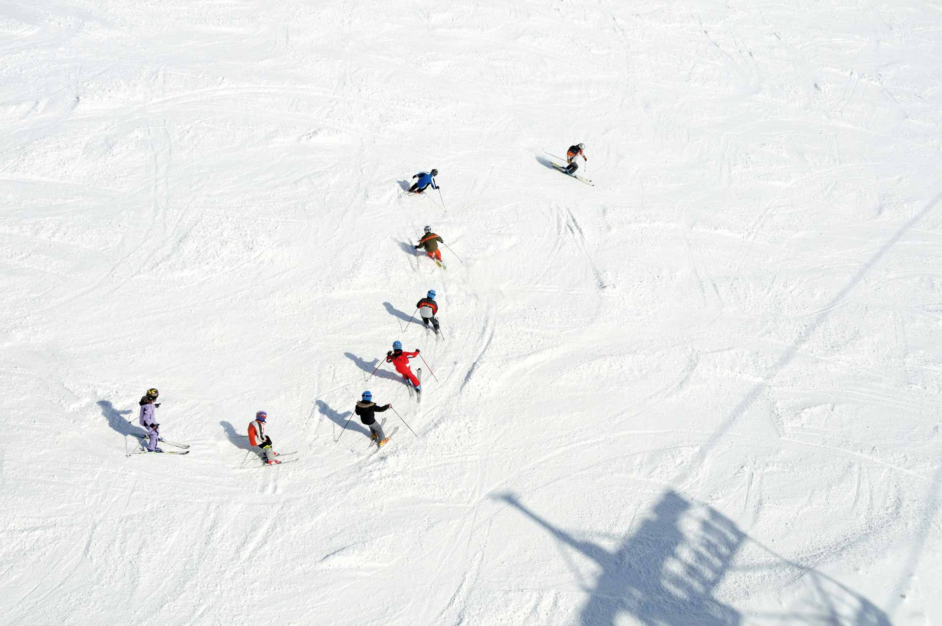 Skisportwoche in Kärnten, Schulklasse Drohnenaufnahme auf der fußläufig entfernten Brunnach Piste beim Skifahren während der Wintersportwoche in Bad Kleinkirchheim