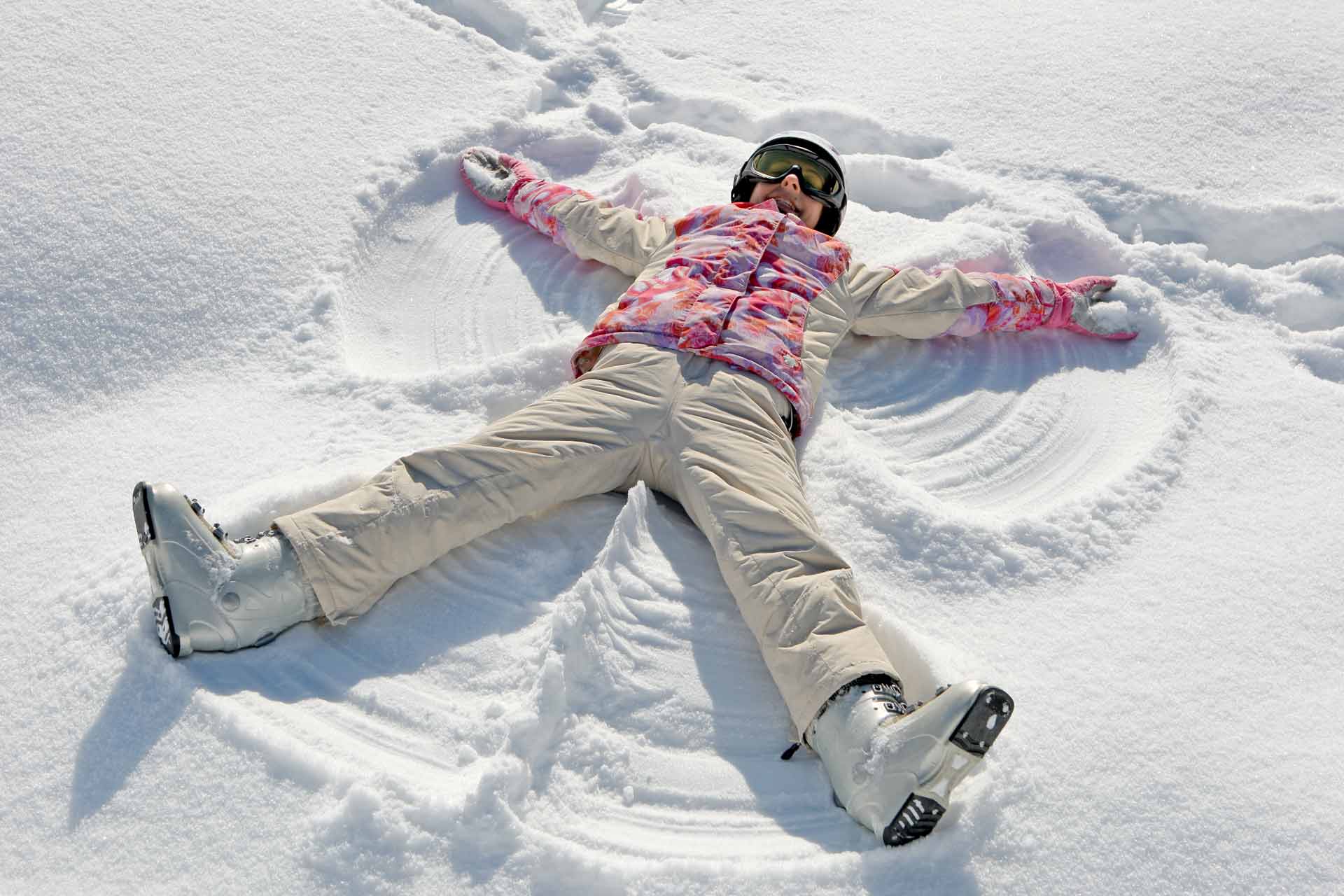 Skisportwoche in Kärnten, Mädchen formt einen Schneeengel
