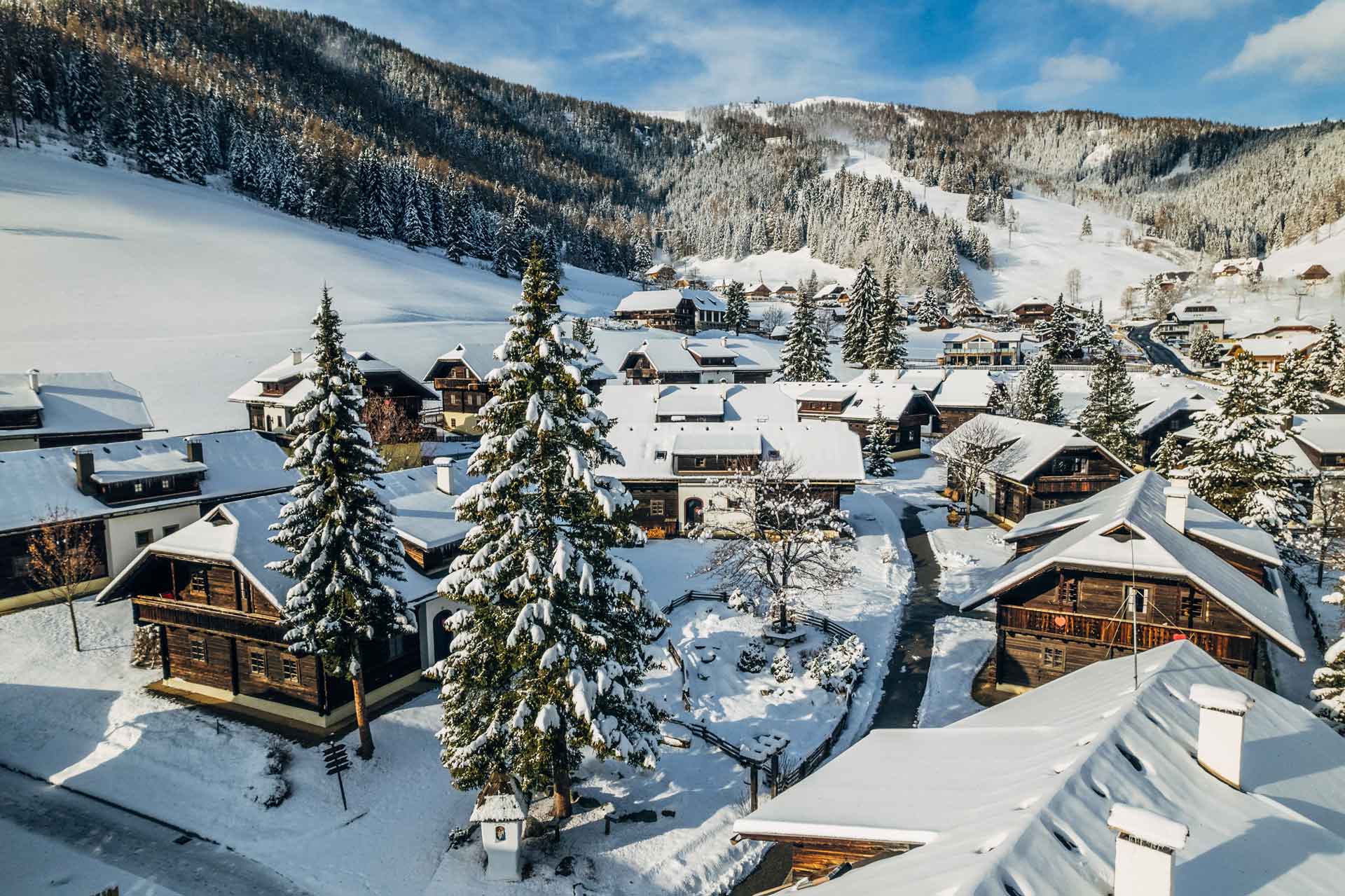 Slow Travel Resort Kirchleitn in Bad Kleinkirchheim im Winter, mit Aussicht bis zur St. Oswalder Skipiste
