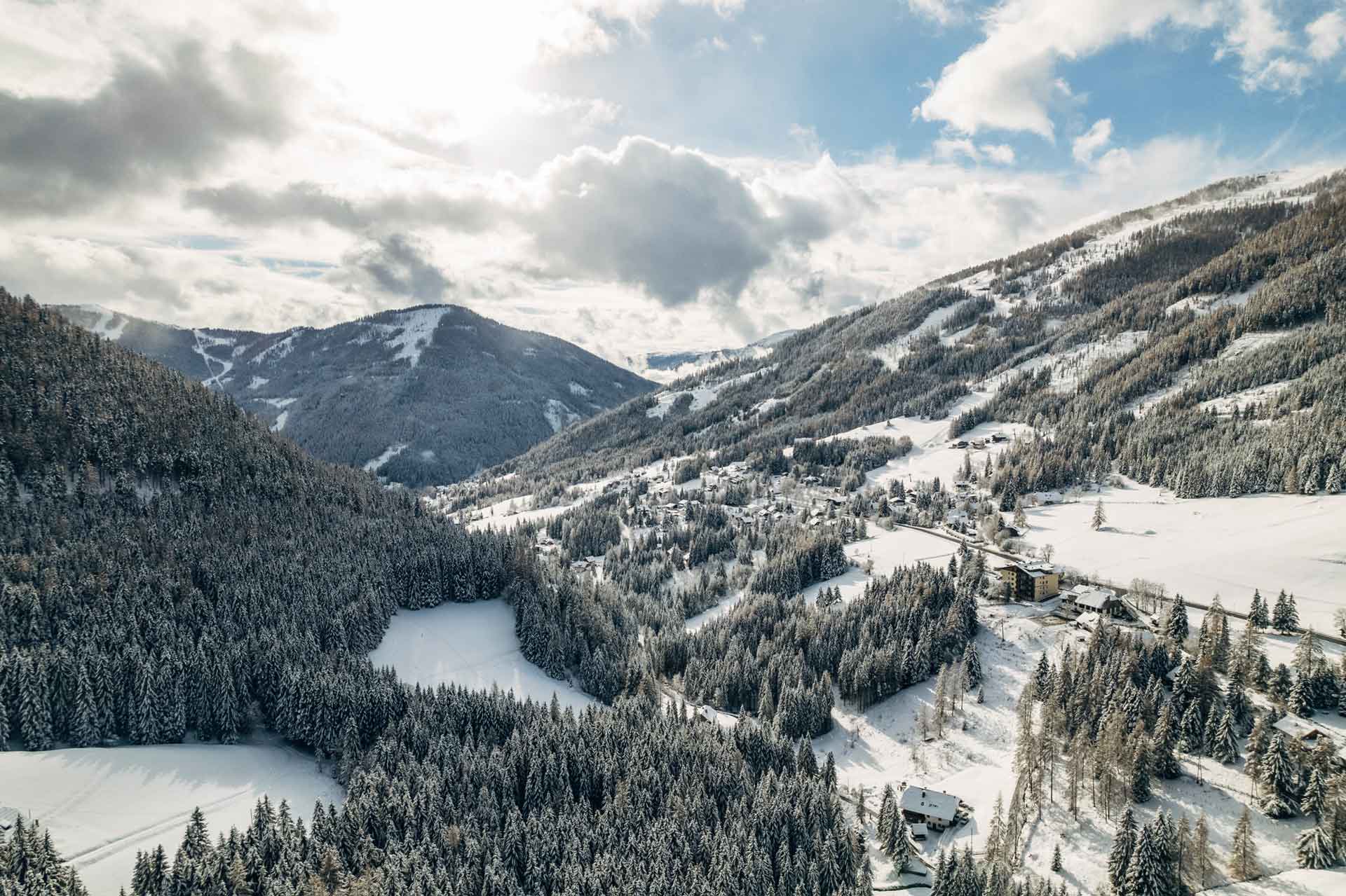 Vogelperspektive St. Oswald in Bad Kleinkirchheim im Winter