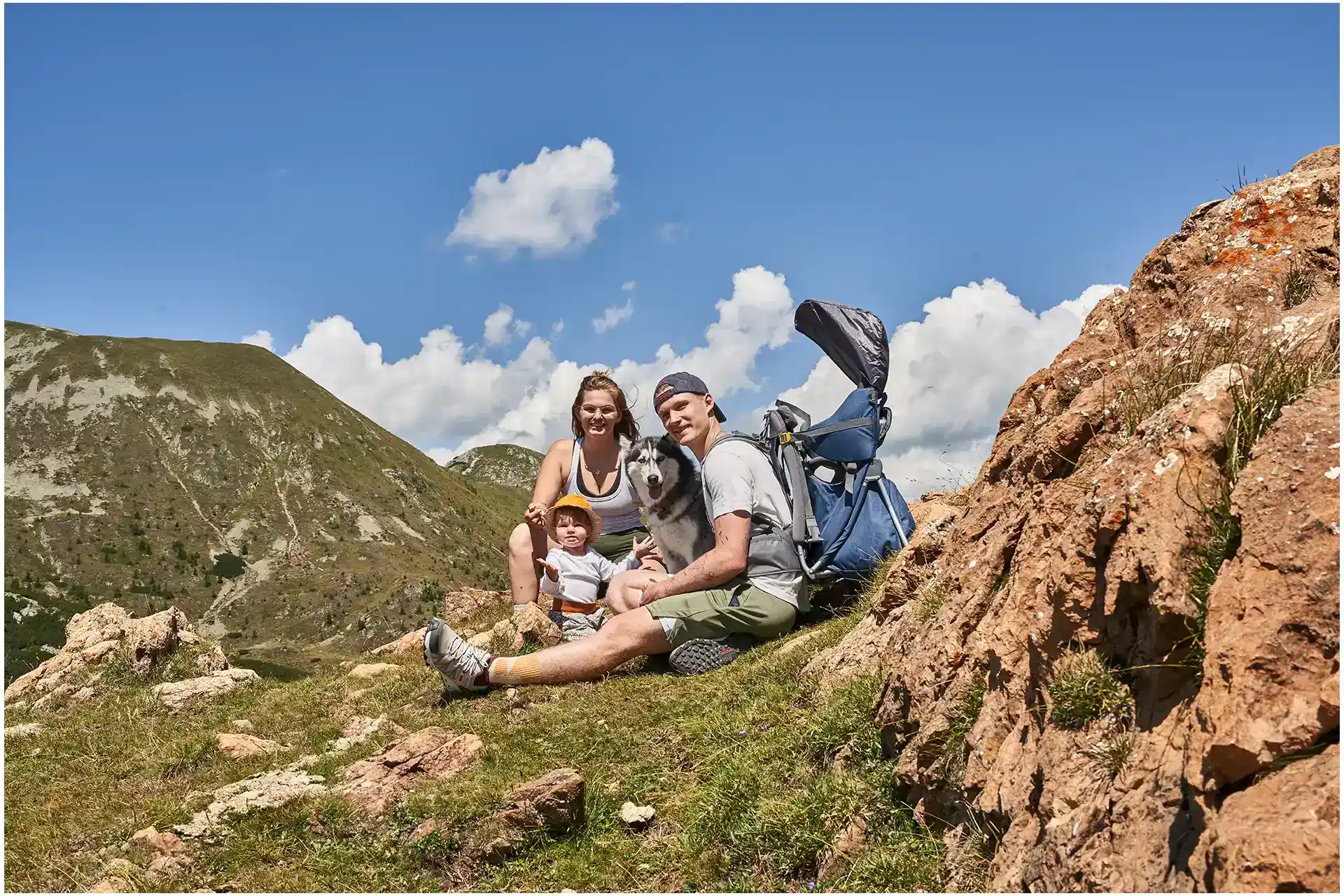 Familienurlaub im Herbst in Österreich, Kärnten – Familie mit Hund und Baby eine Pause auf der Brunnach bei der Roten Burg