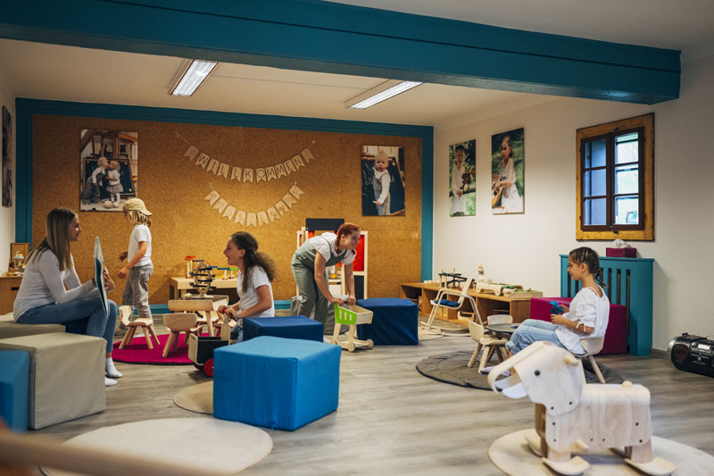 Area giochi interna sostenibile Bambini nell'area giochi interna arredata in modo sostenibile del Slow Travel Resort a Bad Kleinkirchheim