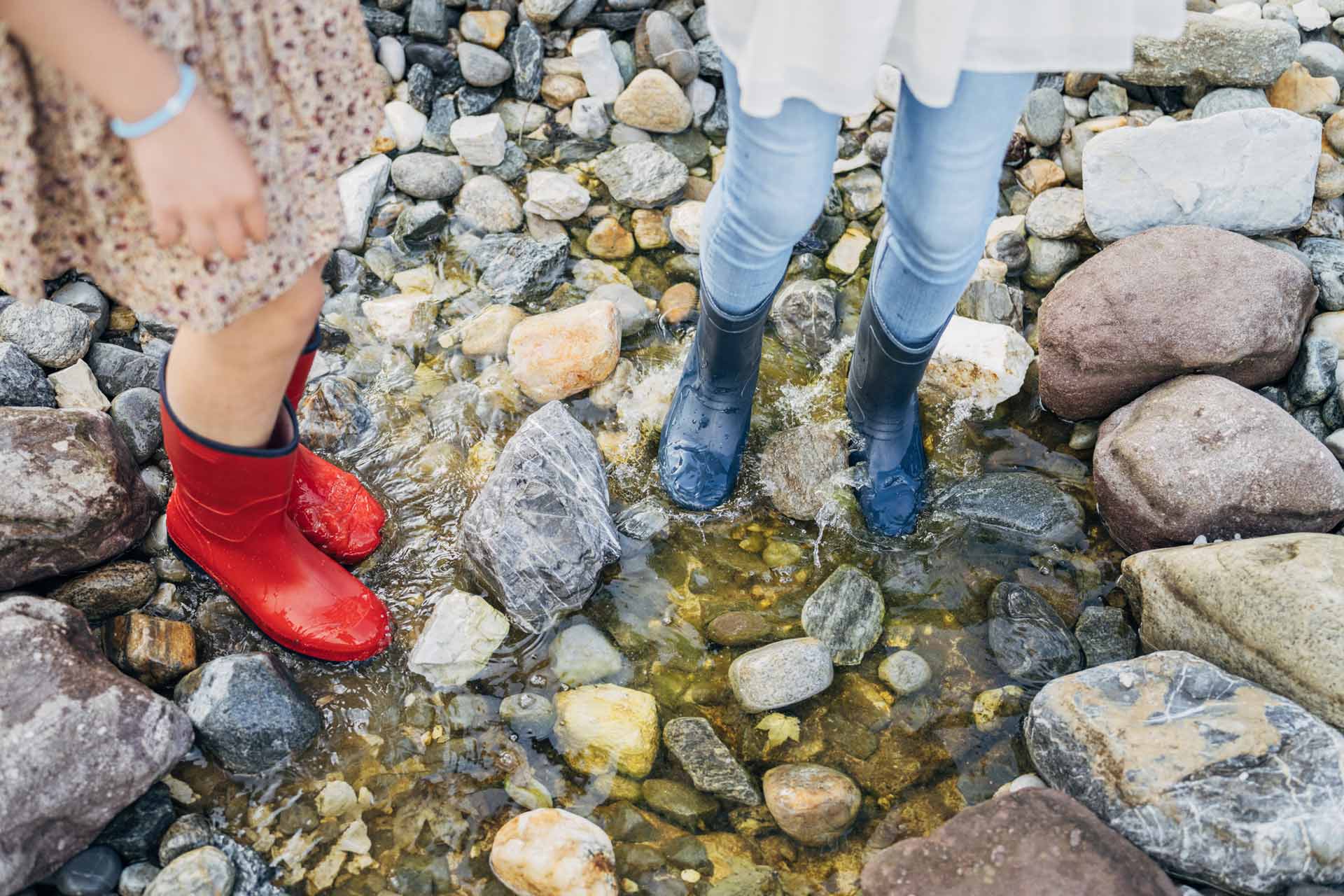 Awakening mindfulness in children in the mountain stream – experiencing nature in a playful way