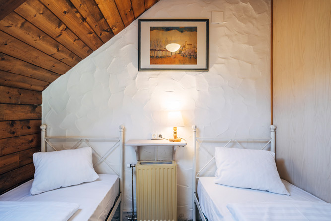 Zwei gemütliche Einzelbetten für den Famiienurlaub im Appartement Rosennock im Slow Travel Resort Kirchleitn in Kärnten.
