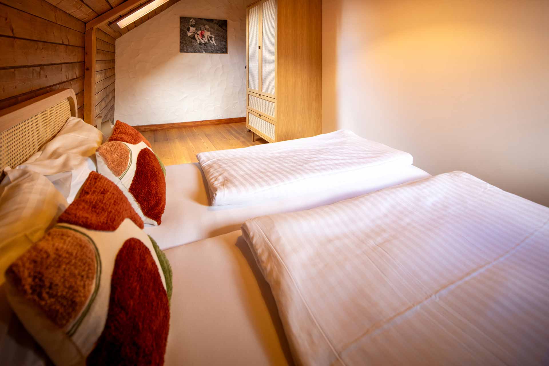 Gemütliches Schlafzimmer im Appartement Mirnock im Slow Travel Resort Kirchleitn in Bad Kleinkirchheim, Kärnten.