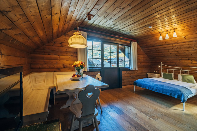 Appartement Rosennock in Bad Kleinkirchheim, Kärnten, Blick in die gemütliche Stube mit Doppelbett