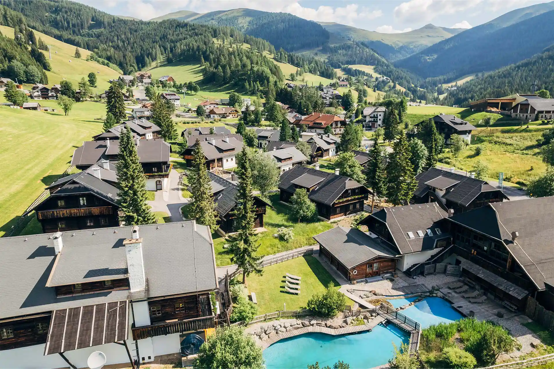 Panoramaansicht der Ferienwohnungen in Bad Kleinkirchheim, Slow Travel Resort Kirchleitn für den Familienurlaub in den Bergen.