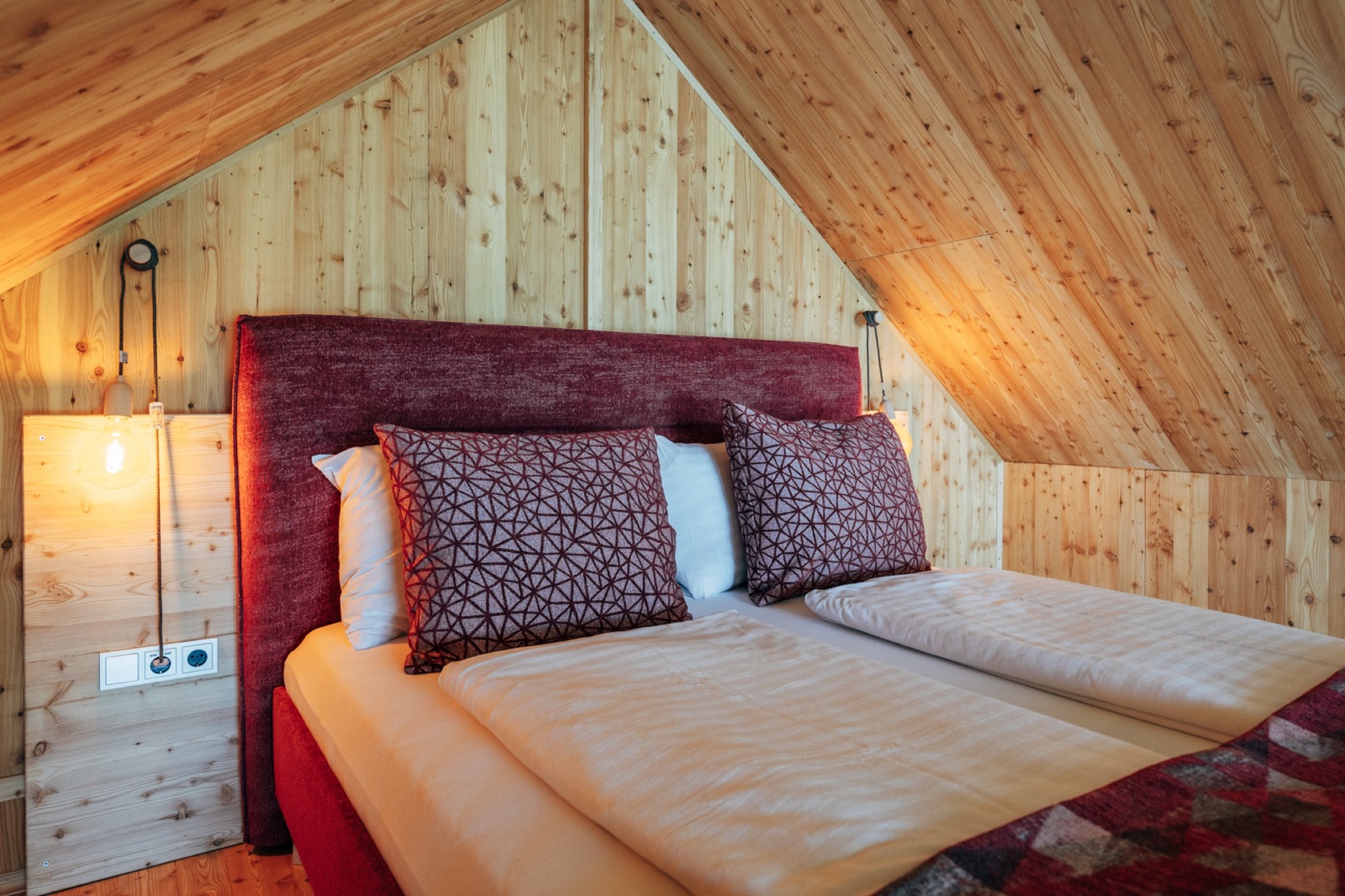 Doppelbett unter dem Giebel