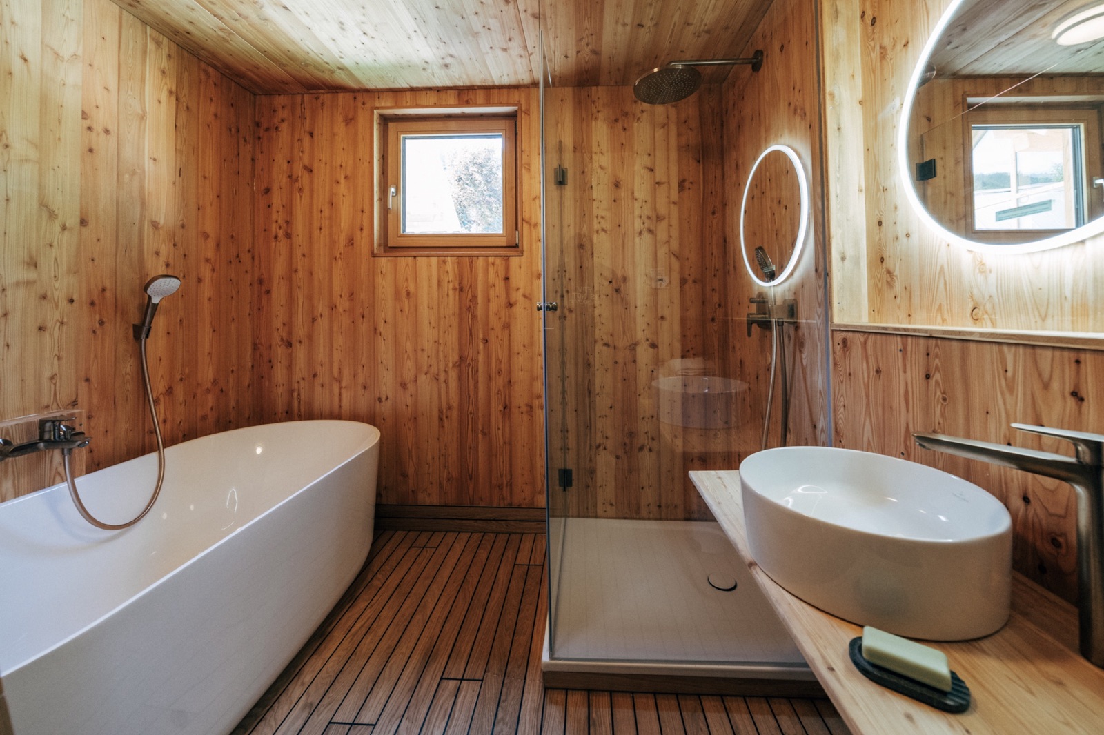 Bad mit Wanne in der Lodge