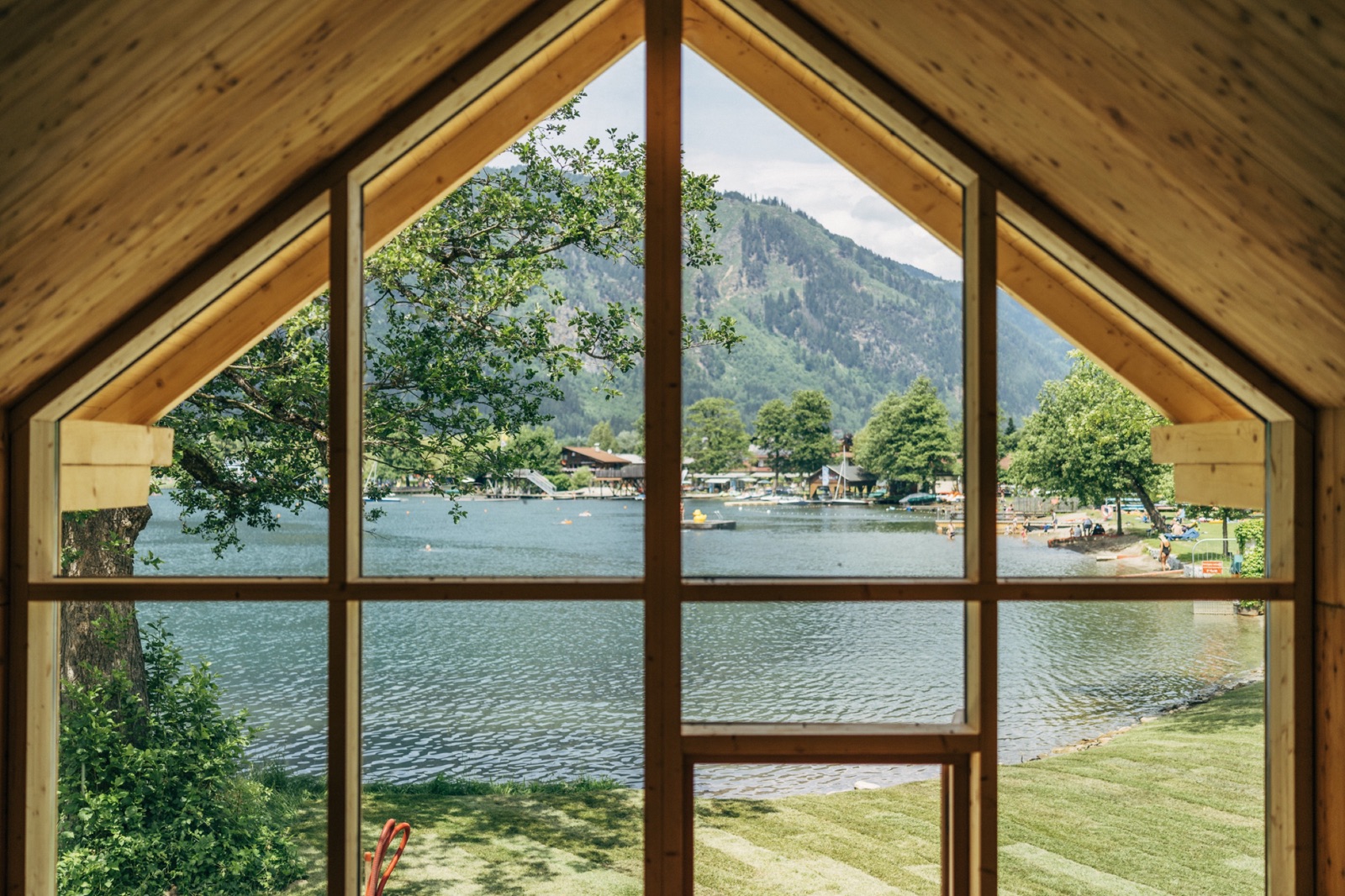 Blick durch die Glasfront auf den Millstätter See